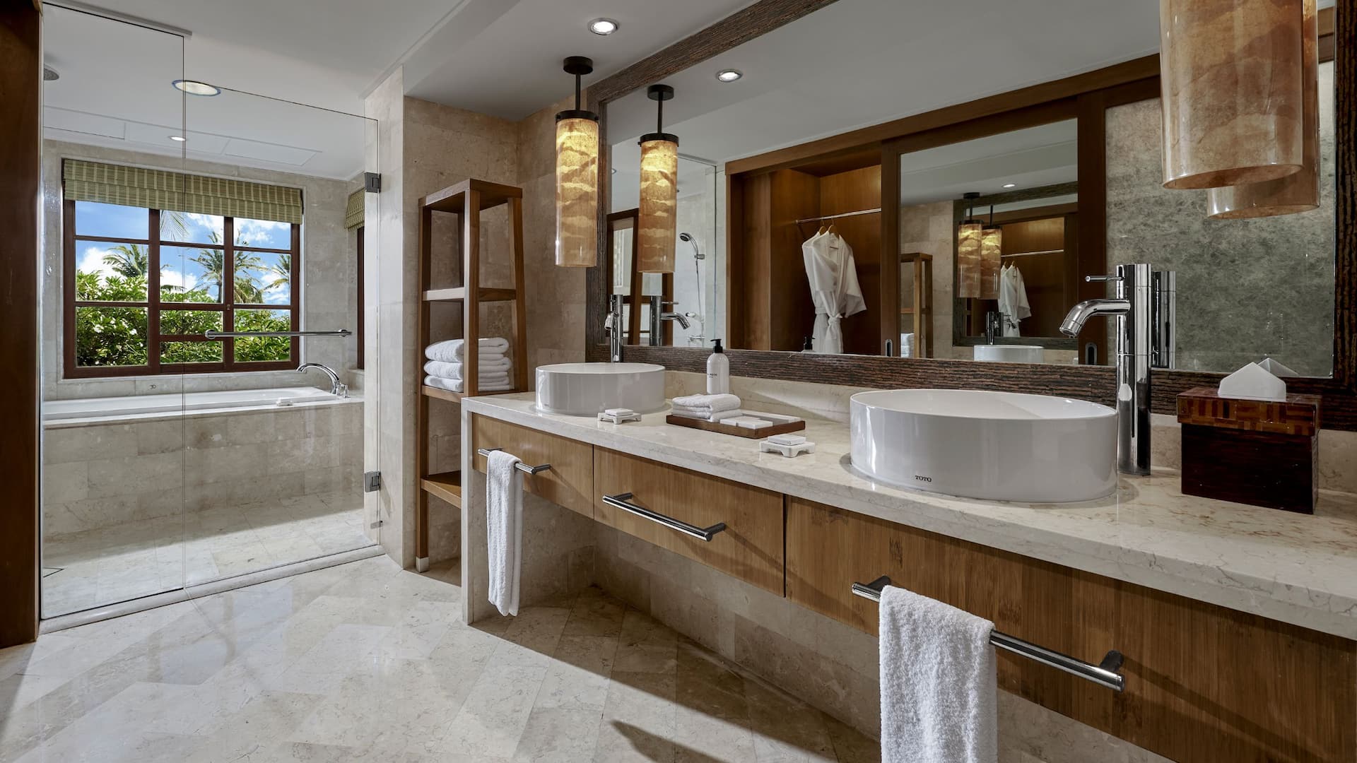 3 de 5 Grand Hyatt Bali Twin Club Deluxe Bathroom Path