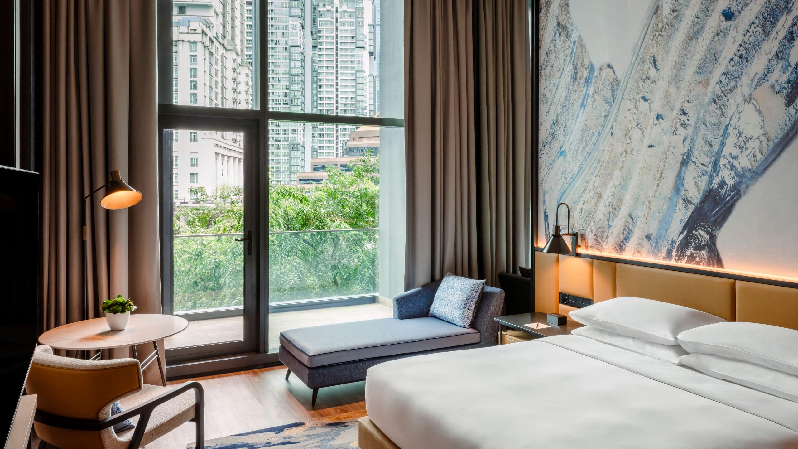 1 из 2 Hyatt Centric City Centre Kuala Lumpur One King Bed Deluxe With Balcony Guest Bedroom