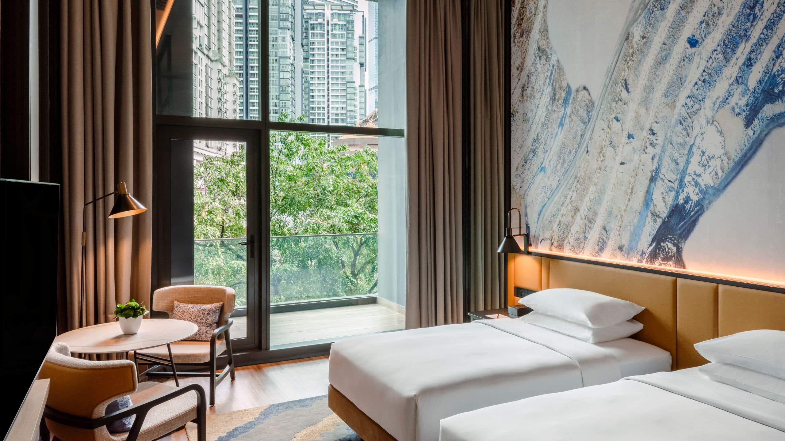 1 из 2 Hyatt Centric City Centre Kuala Lumpur Two Twin Beds Deluxe With Balcony Guest Bedroom