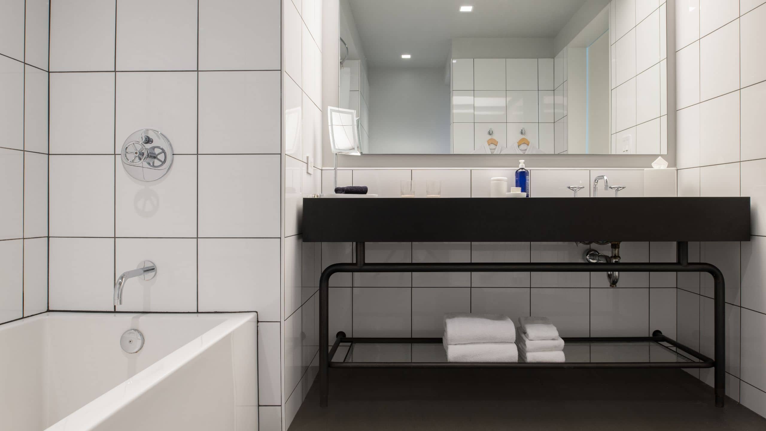 5/5 Fordson Hotel Queens Bathroom Tub