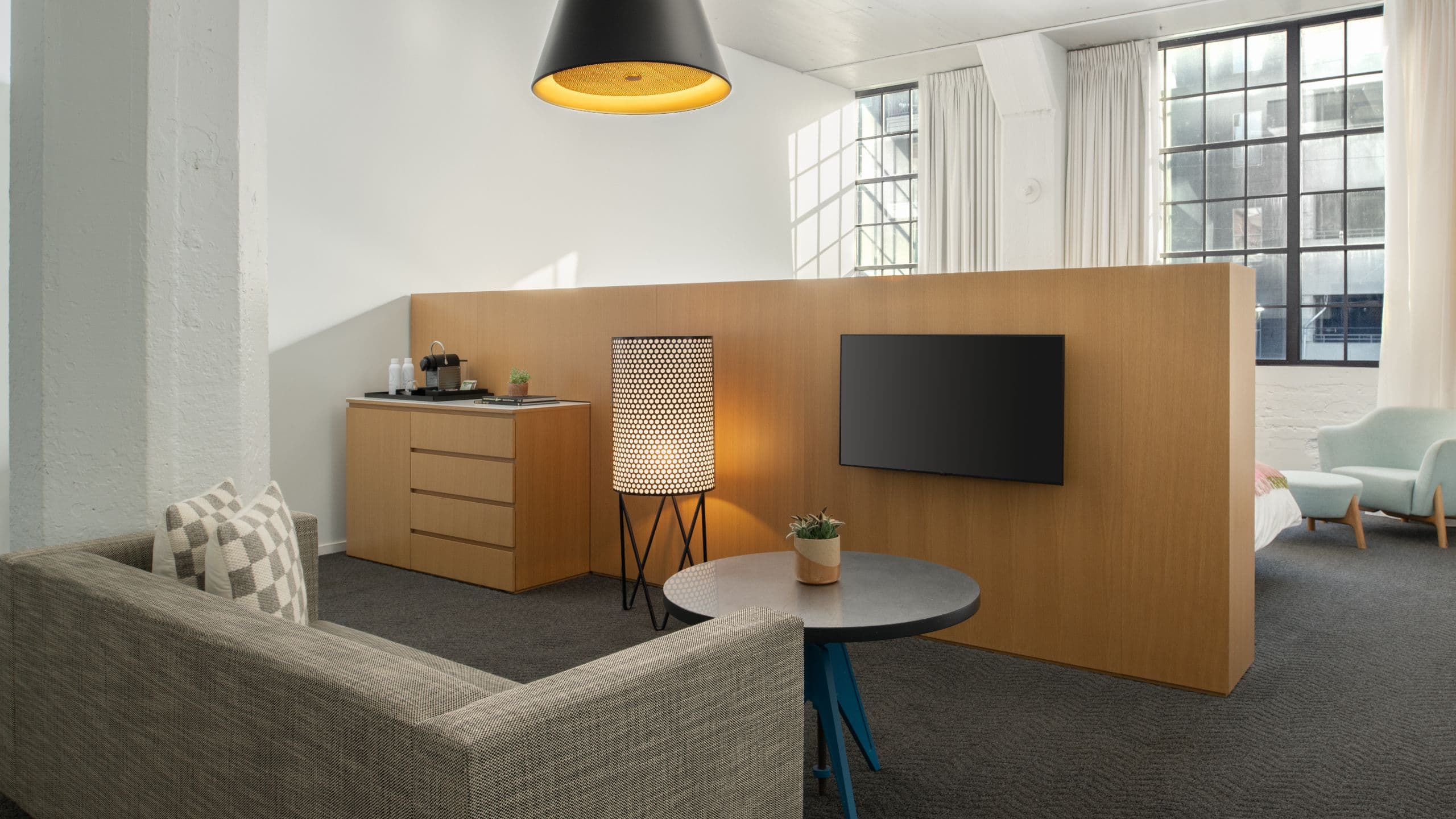 2/4 Fordson Hotel Two Queen Premium Livingroom