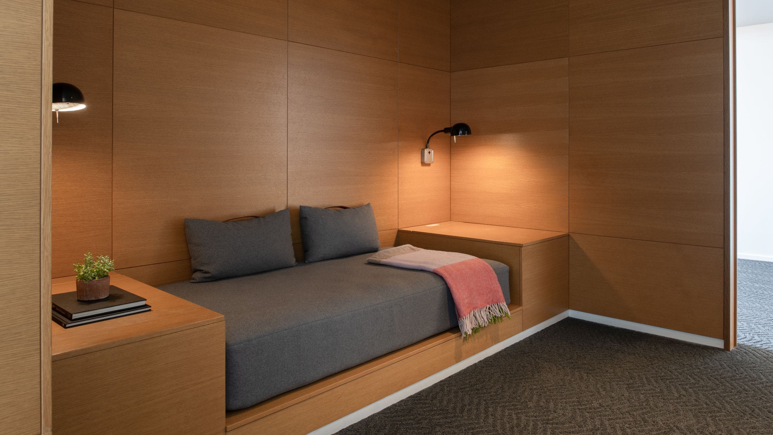 2/5 Fordson Hotel One And A Half Bedroom Luxury Loft Half