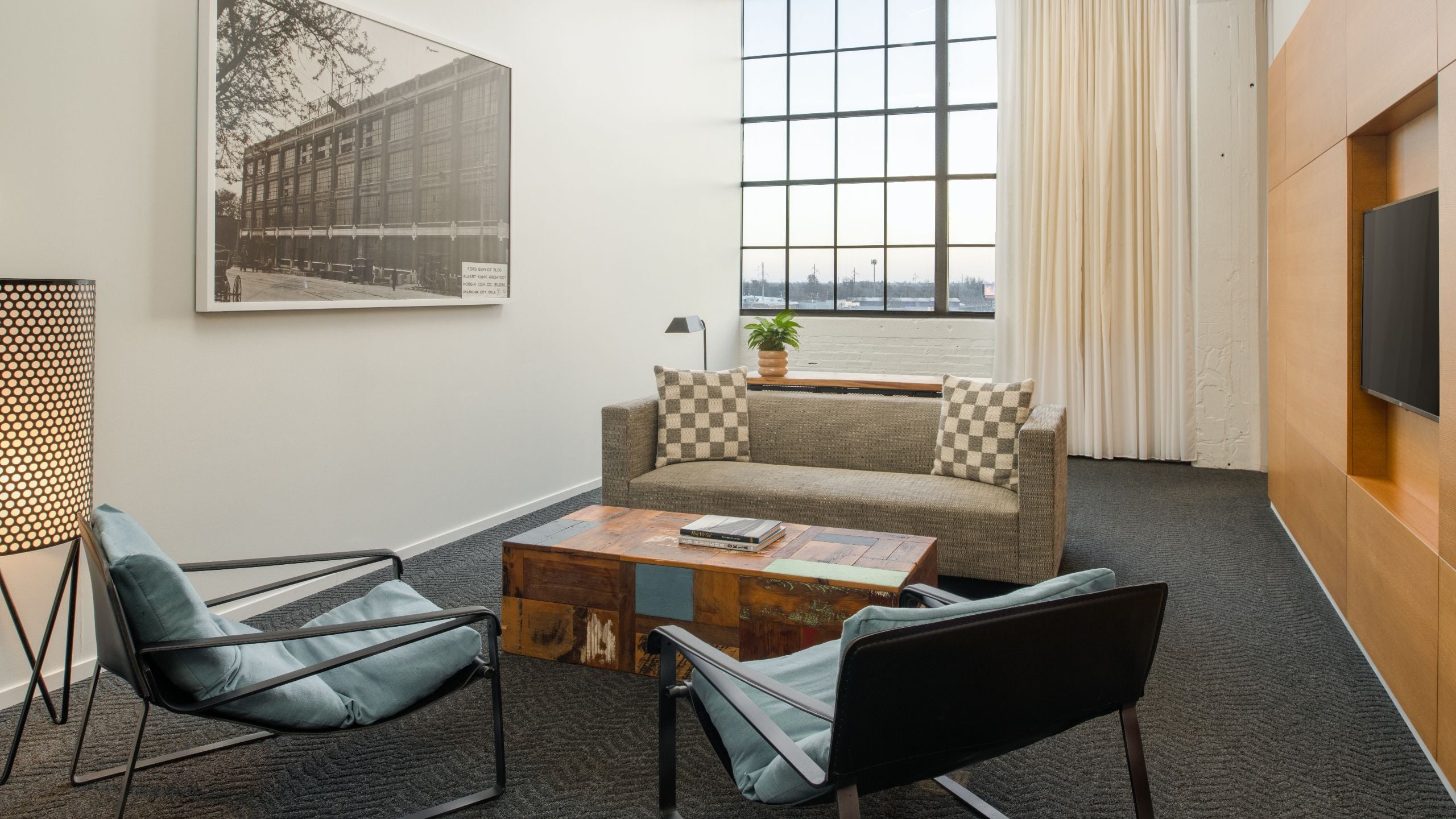 3/5 Fordson Hotel One And A Half Bedroom Luxury Loft Livingroom