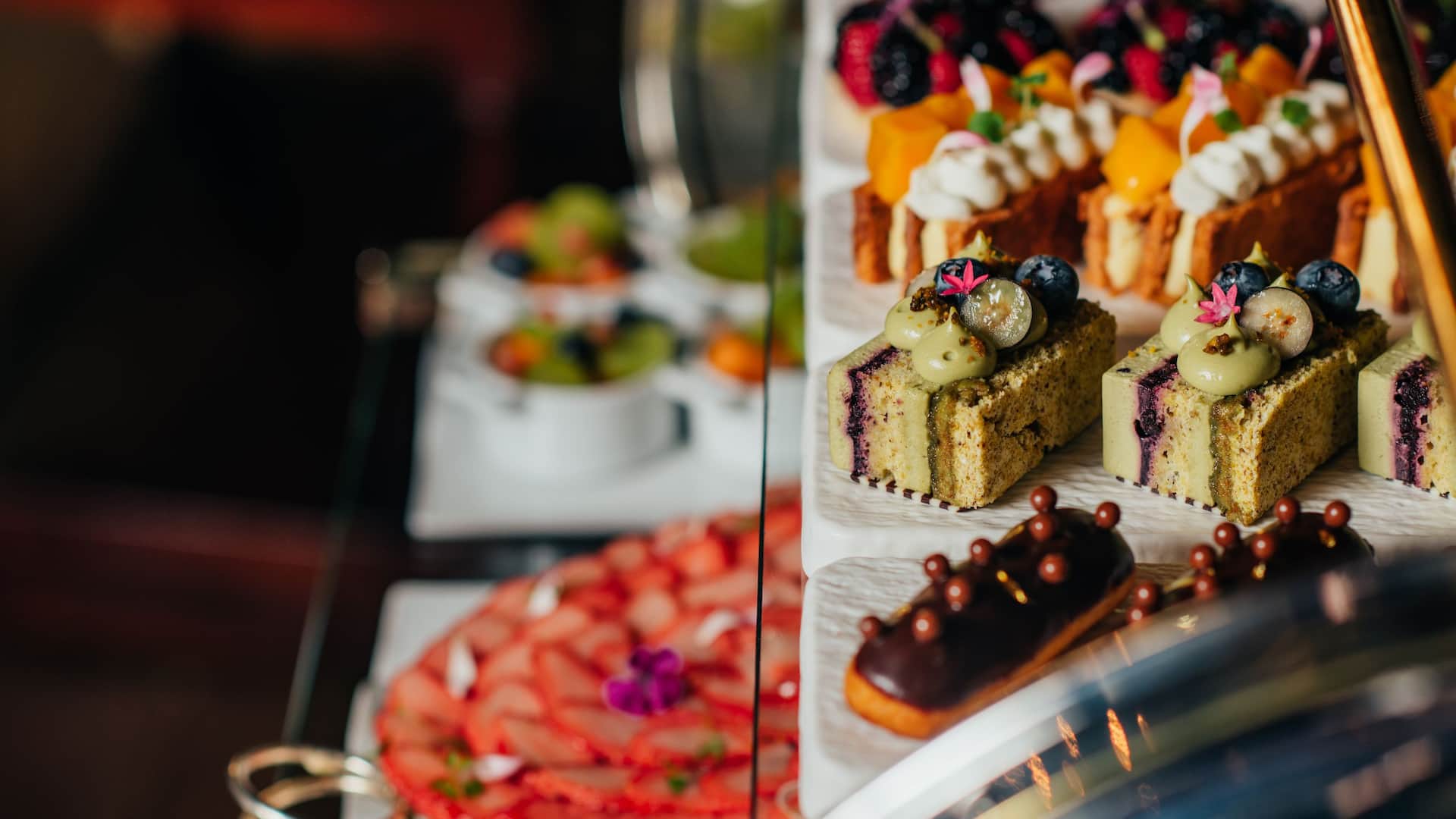 Hyatt Regency Hong Kong, Tsim Sha Tsui Hugos Lunch Dessert Trolley