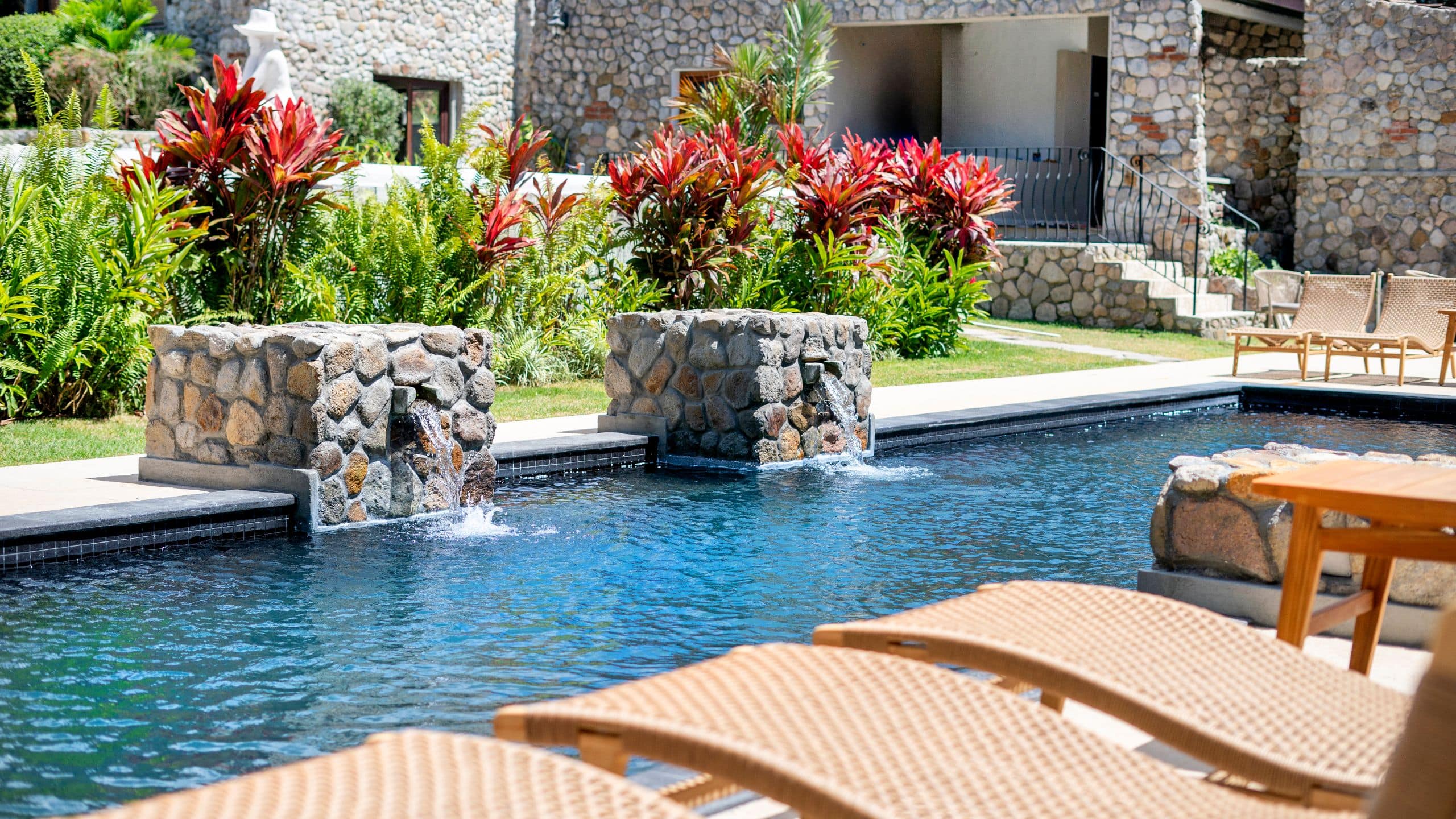 Hotel La Compañia del Valle Pool Chairs Details