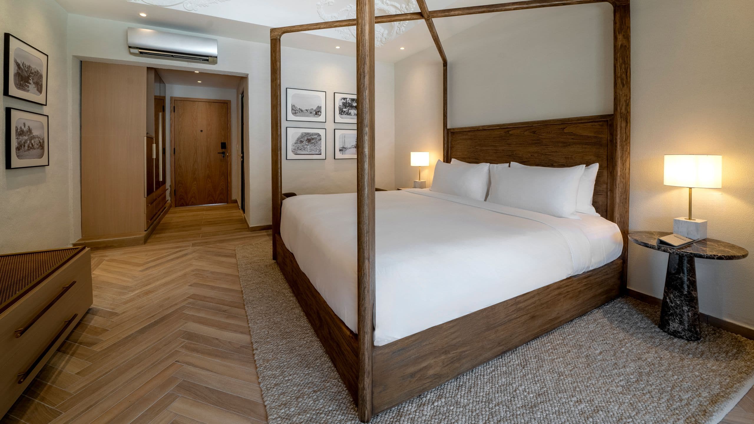1 de 1 Hotel La Compañia del Valle One King Bed Side View