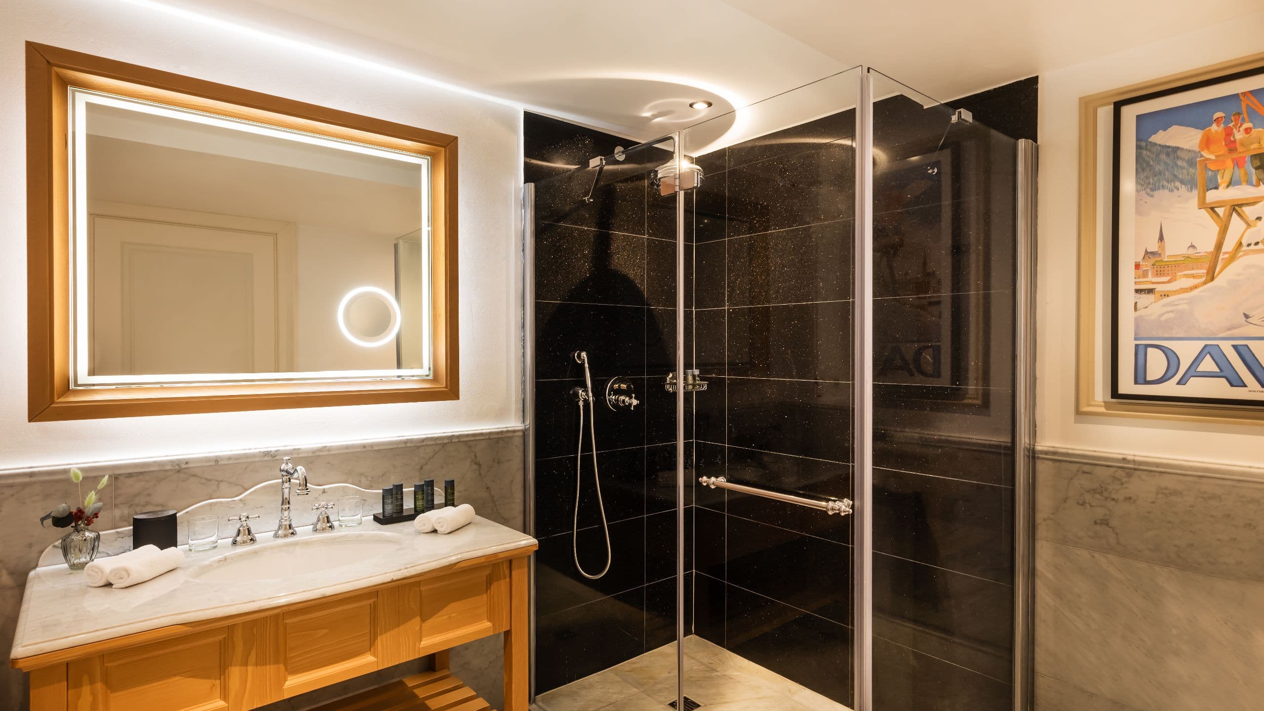 6 de 6 Hotel Flüela Davos Bathroom Sink And Shower