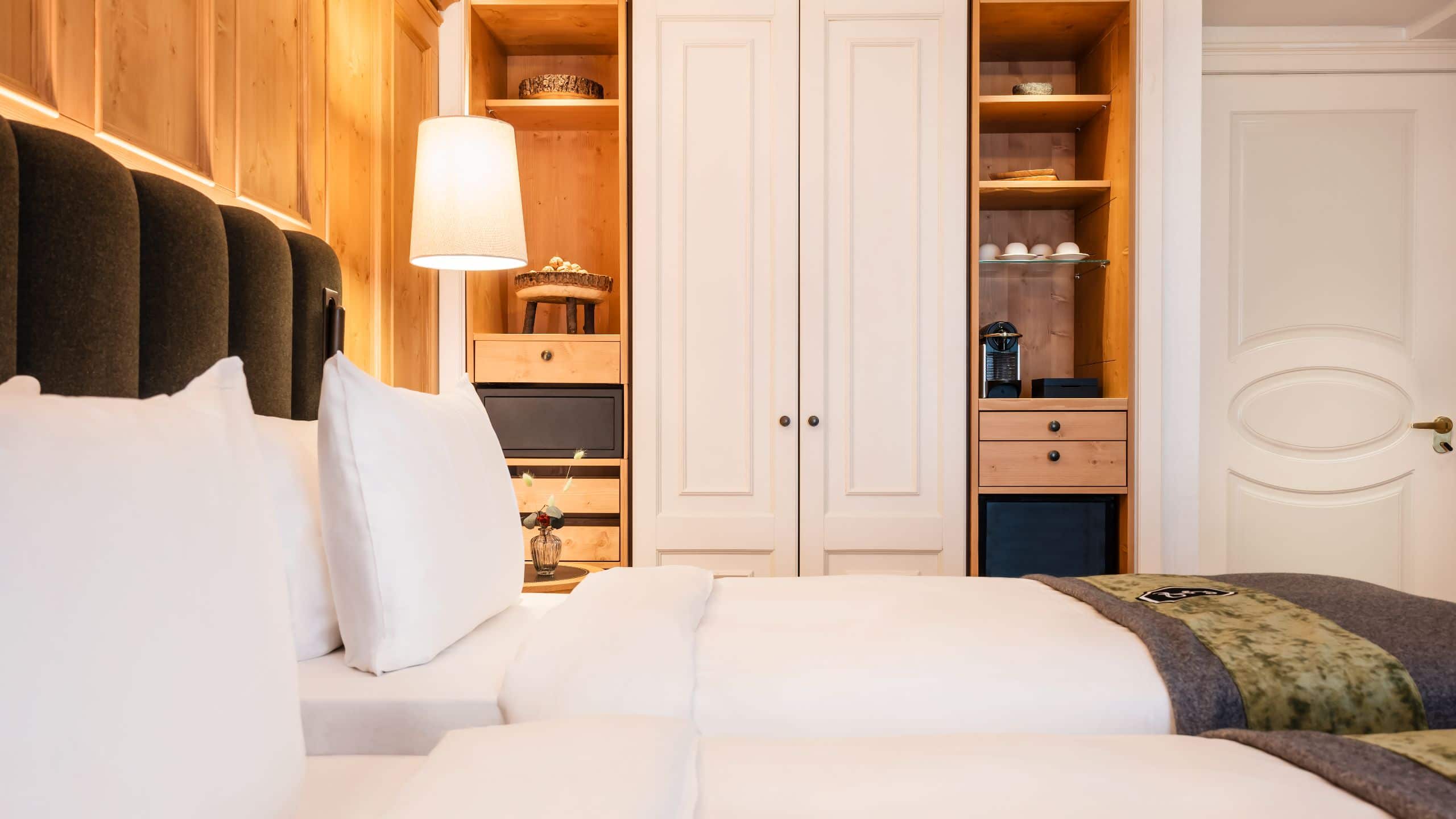 2 de 6 Hotel Flüela Davos Twin Bed Bedroom Side View