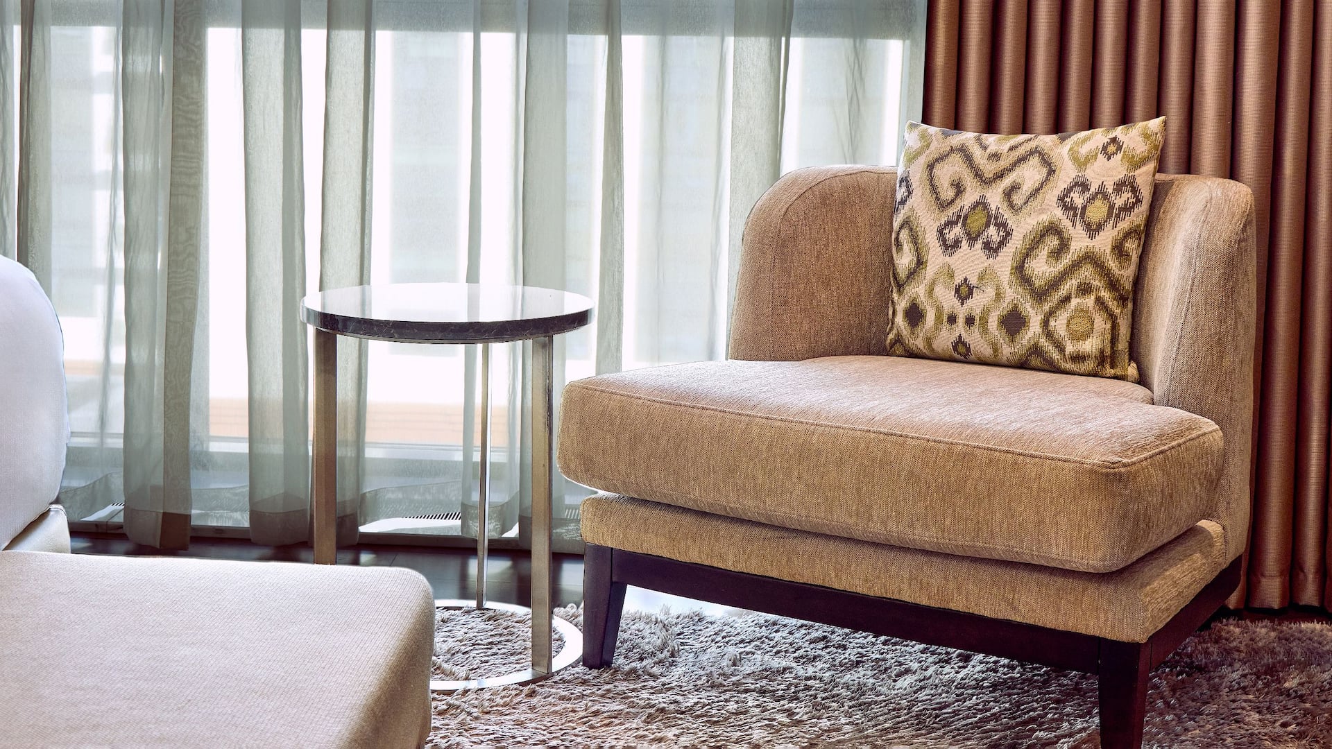3 de 9 Hyatt Regency Tashkent Executive Suite Bedroom Armchair And Pillow
