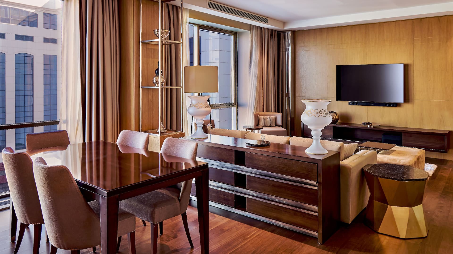 5 de 9 Hyatt Regency Tashkent Executive Suite Living Room With Television