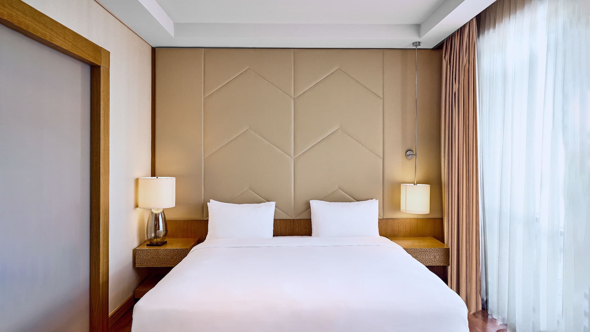 2 de 9 Hyatt Regency Tashkent Executive Suite Bedroom With Lamps