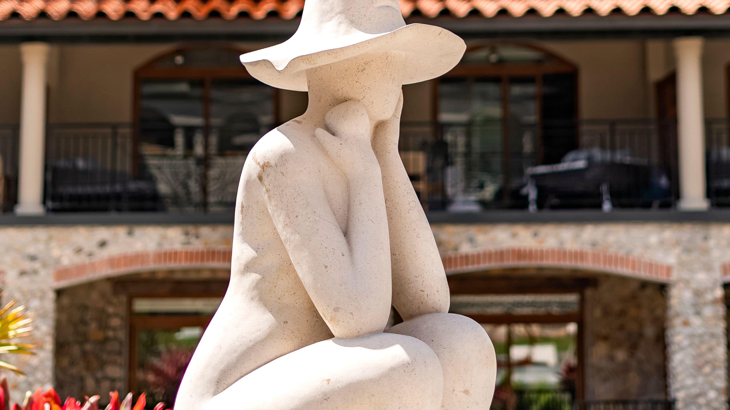 Hotel La Compañia del Valle Woman With A Hat Sculpture