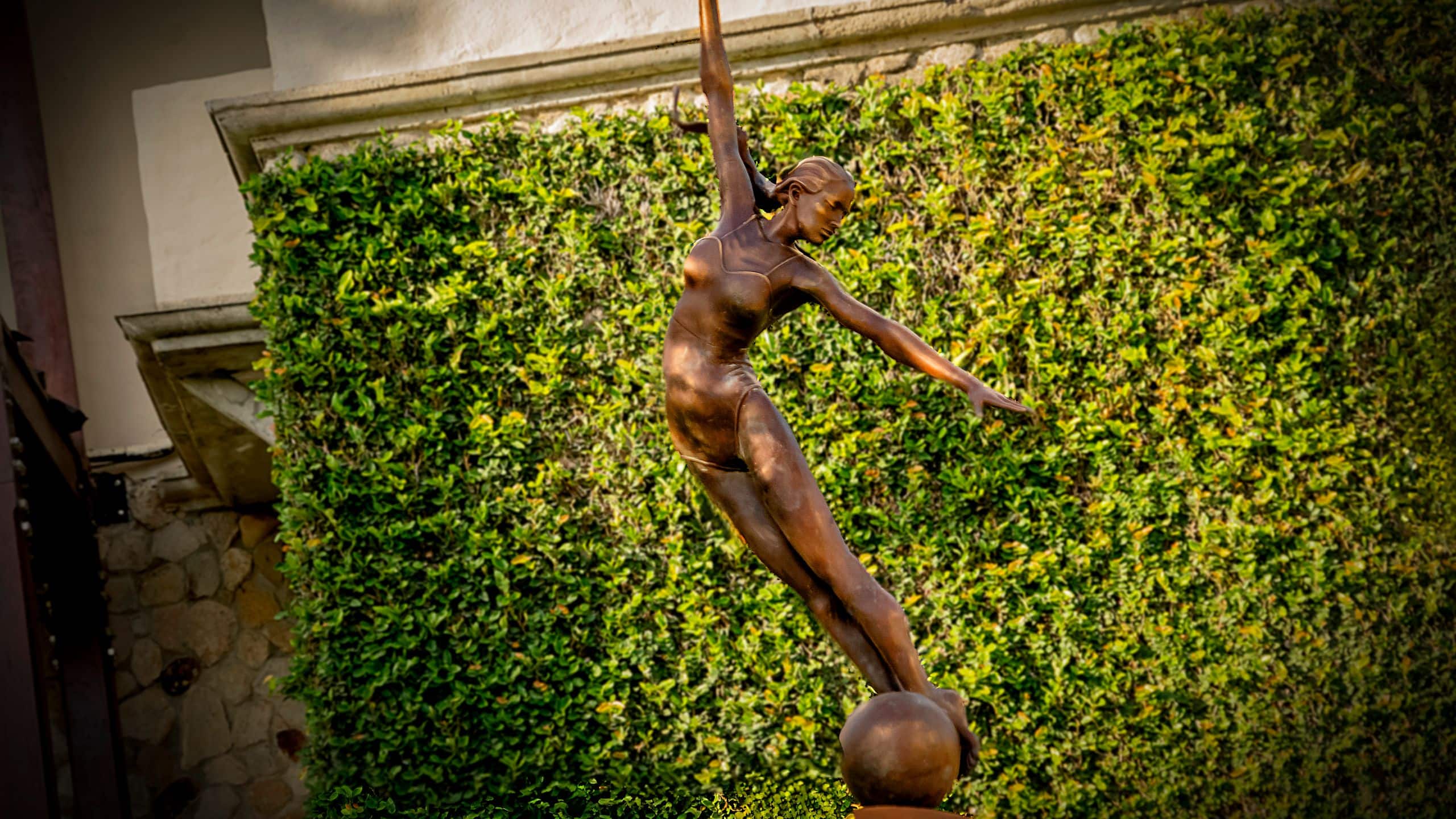 Hotel La Compañia del Valle Woman Athlete Iron Sculpture