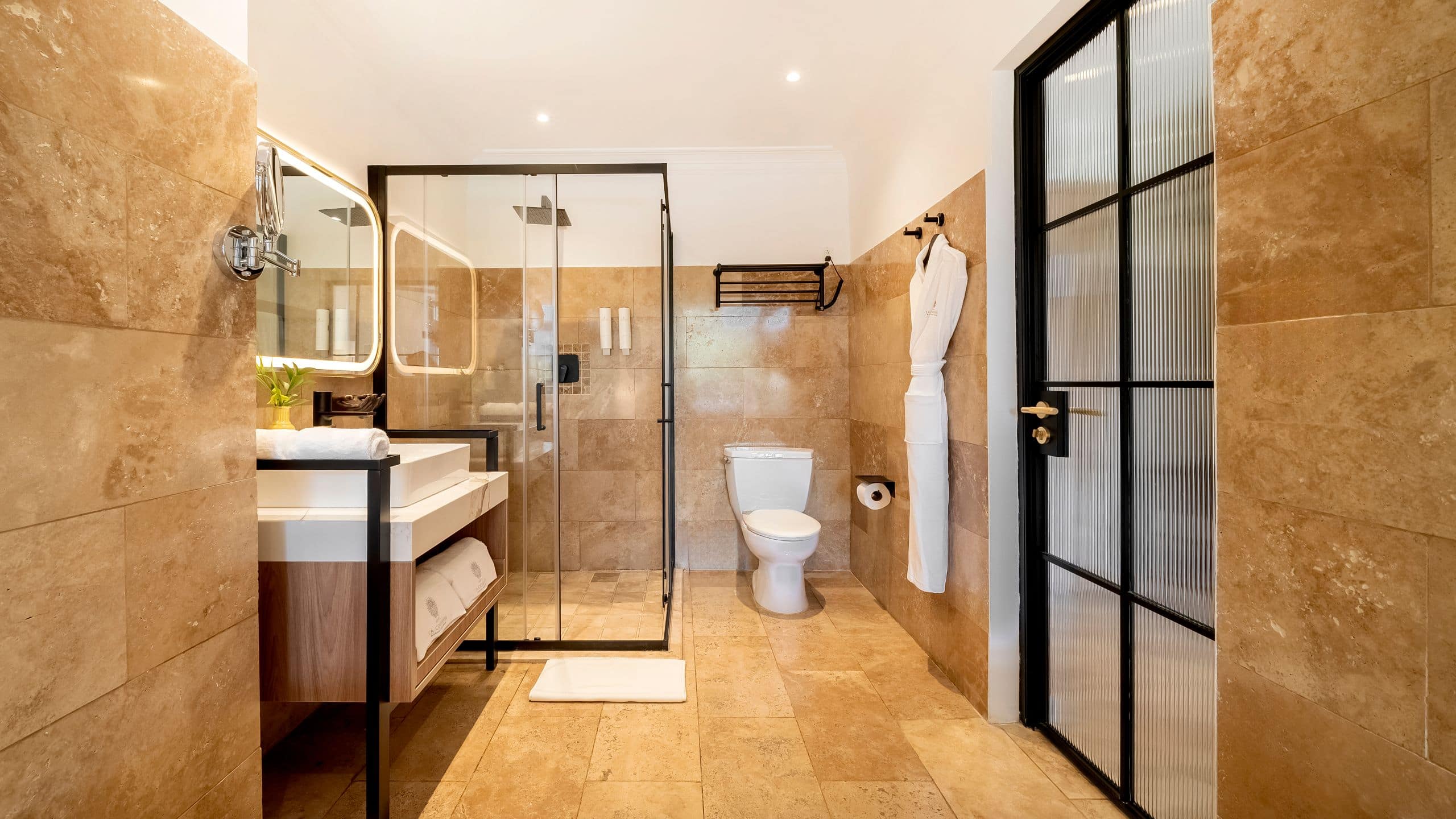 Hotel La Compañia del Valle King Bed Bathroom