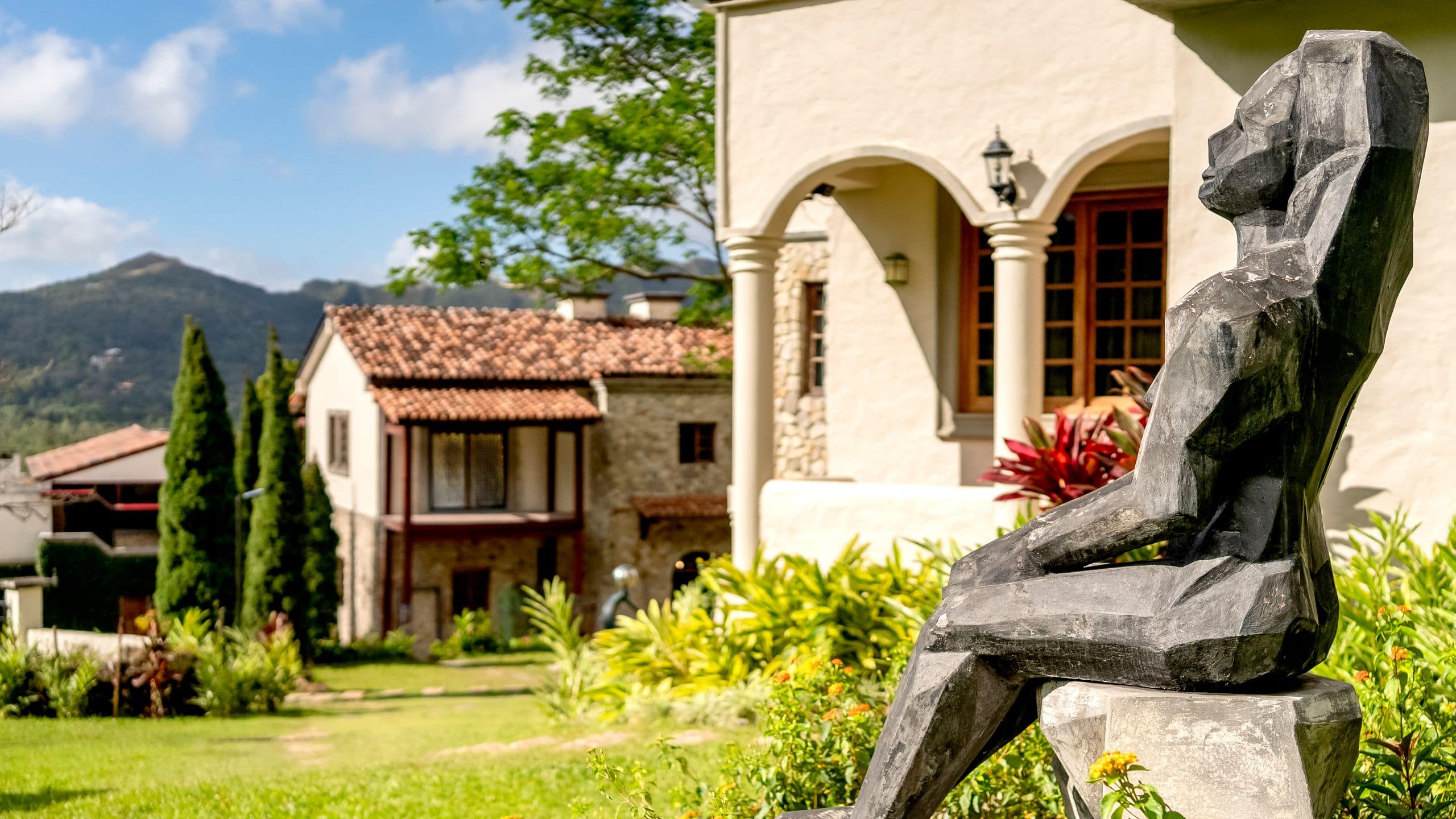 Hotel La Compañia del Valle Iron Sculpture Seating Woman