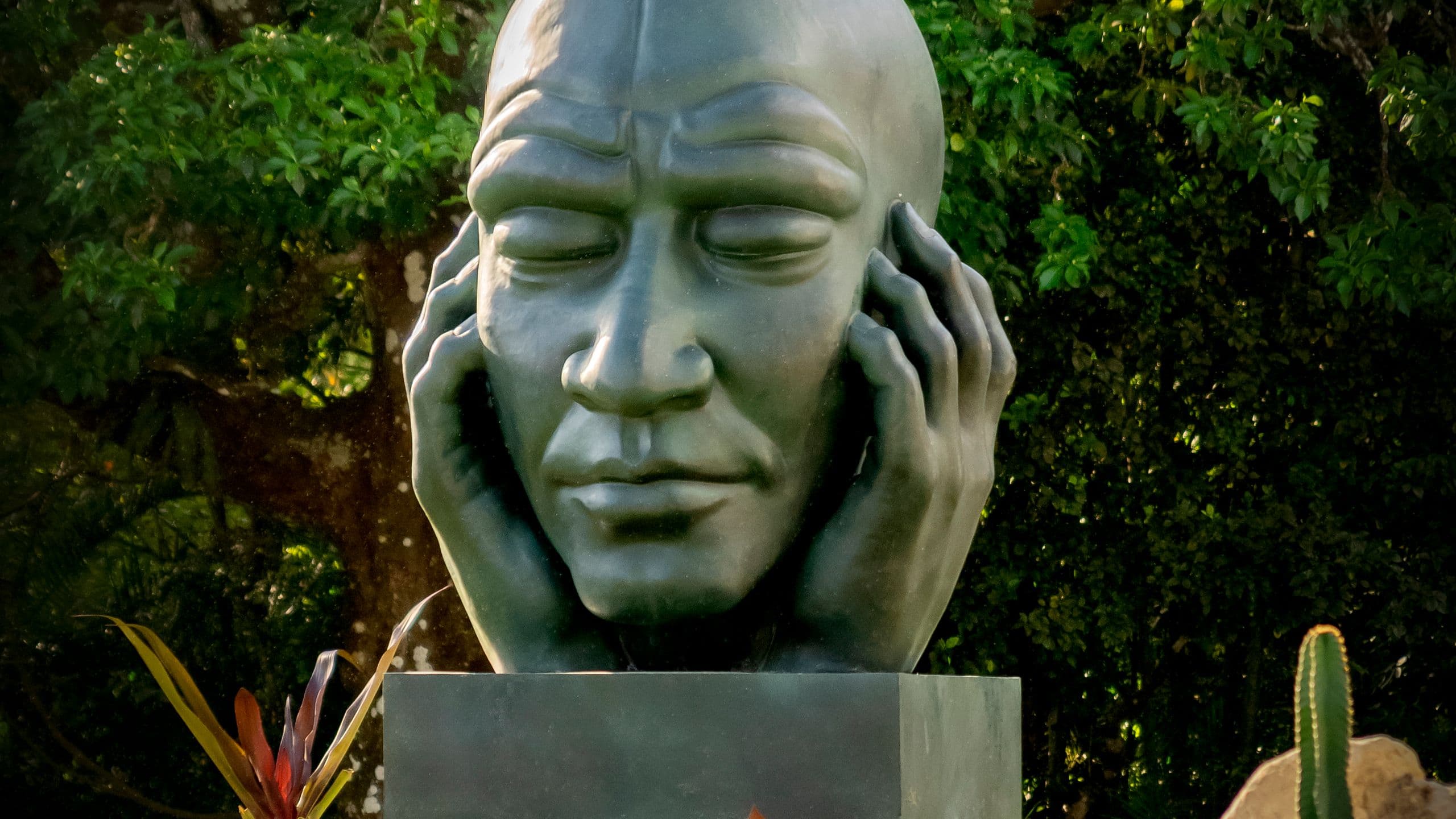 Hotel La Compañia del Valle Iron Head Sculpture