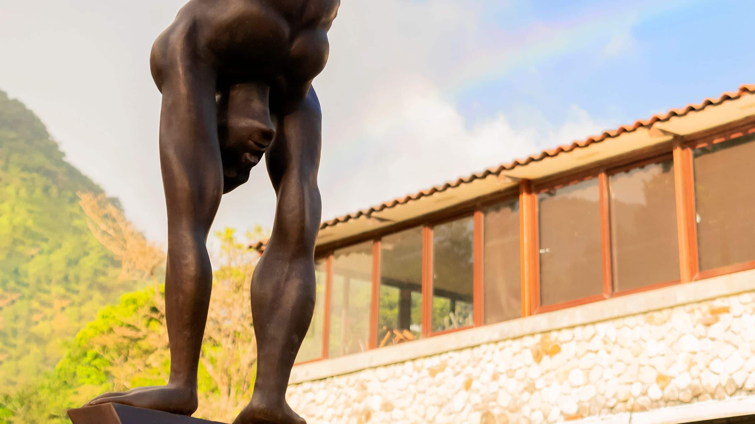 Hotel La Compañia del Valle Athlete Iron Sculpture View