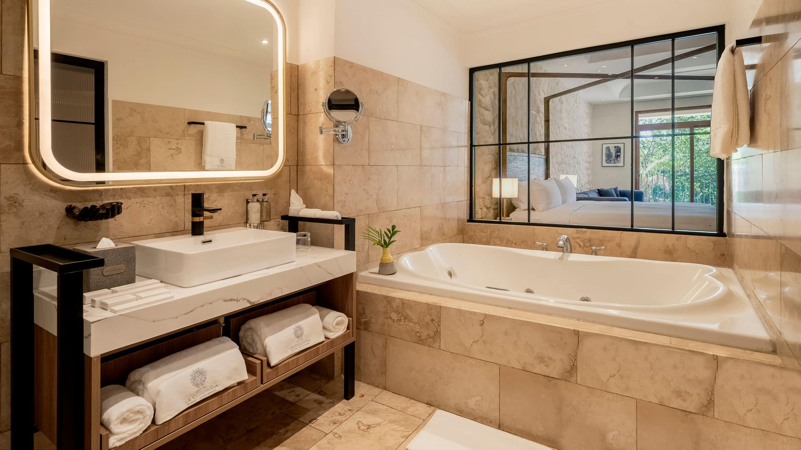 Hotel La Compañia del Valle Bathtub