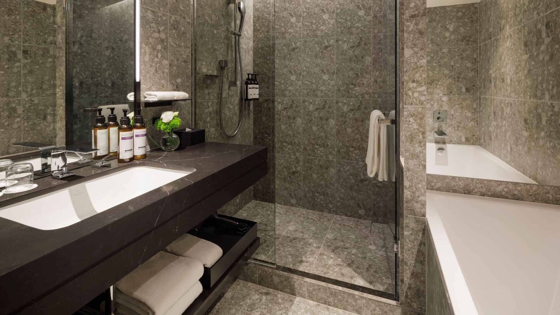 3 von 4 Hyatt Regency Tokyo Deluxe Bathroom