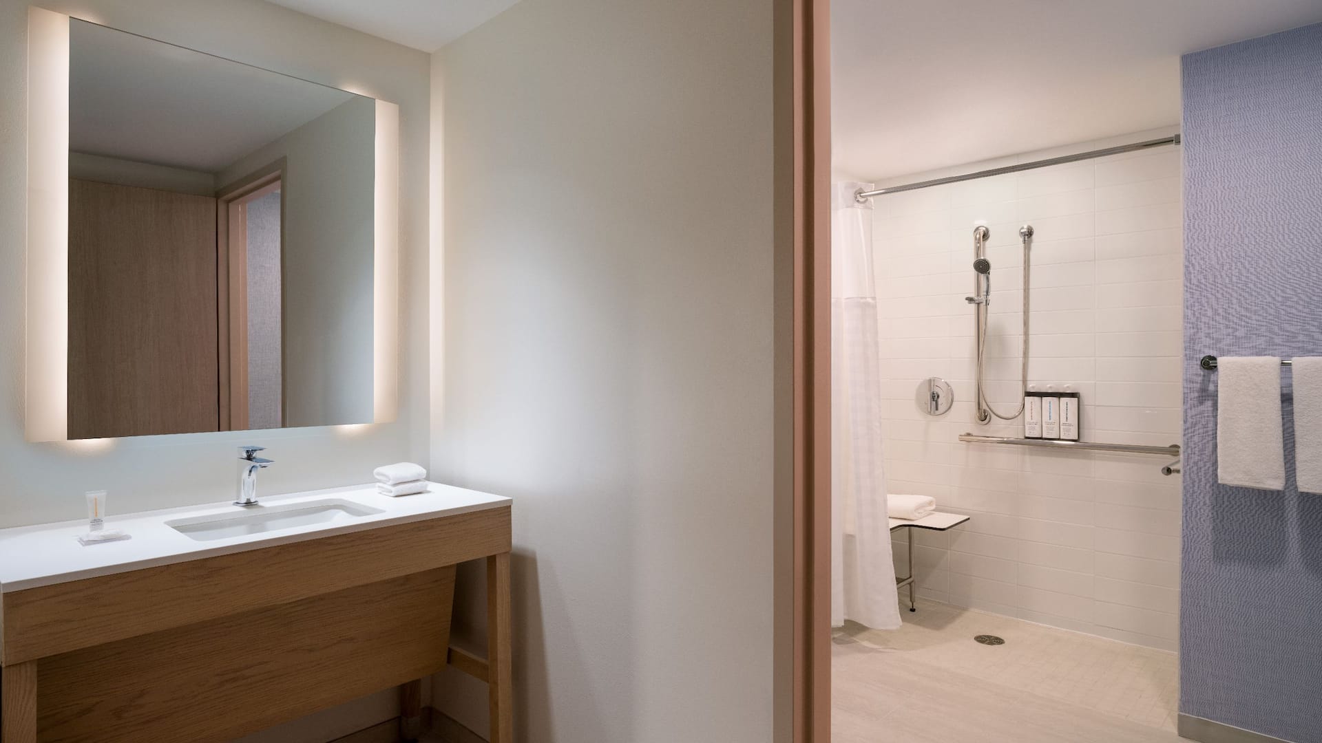 第 6，共 6 Hyatt Place Delray Beach Accessible Suite Bathroom