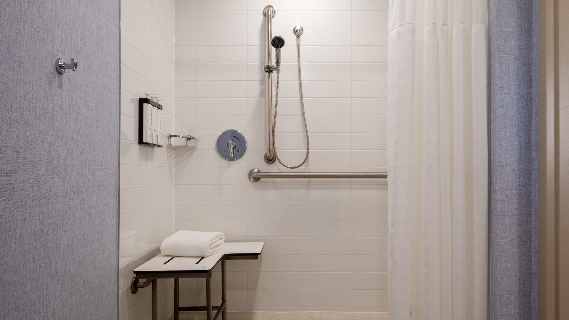第 2，共 4 Hyatt Place Delray Beach Accessible Roll In Shower
