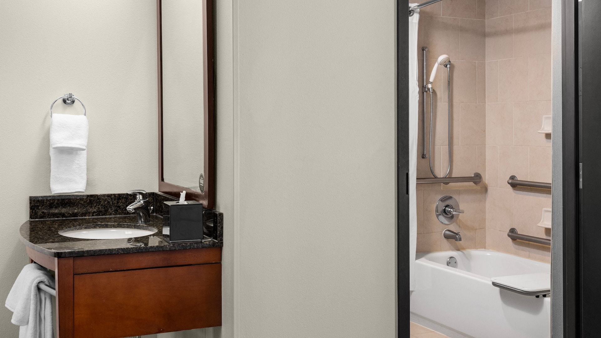 Hyatt Place Memphis/Germantown Accessible Tub
