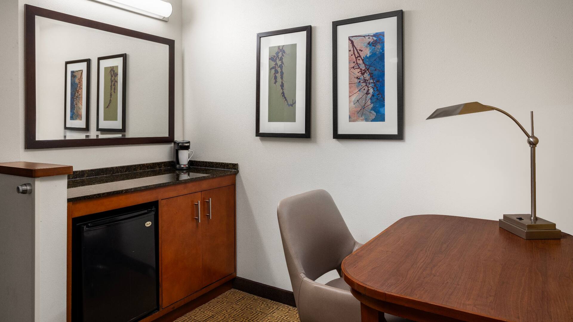Hyatt Place Memphis/Germantown Guestroom Desk And Bar