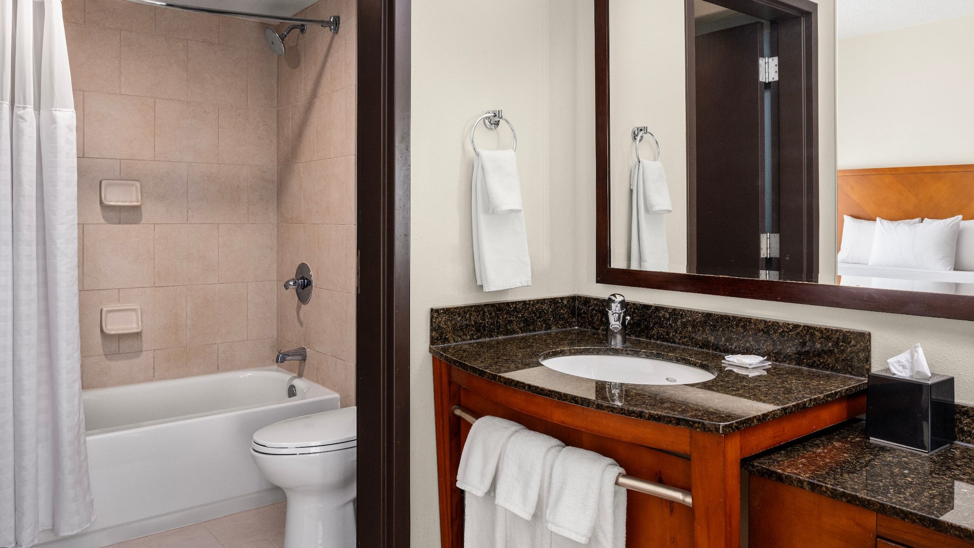 Hyatt Place Memphis/Germantown Bathroom Tub