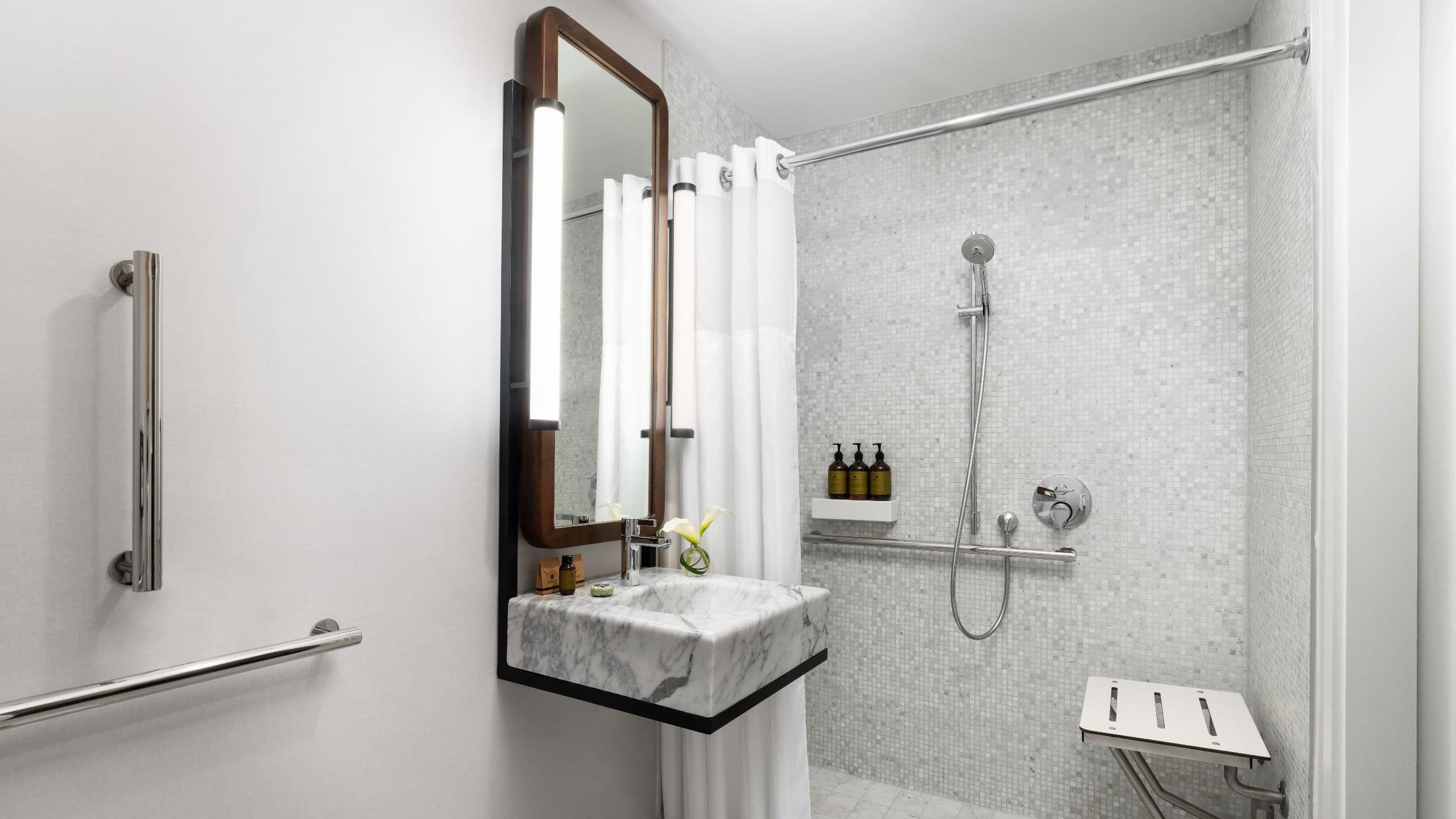 第 3，共 3 Hotel Seville NoMad Accessible Bathroom With Roll In Shower