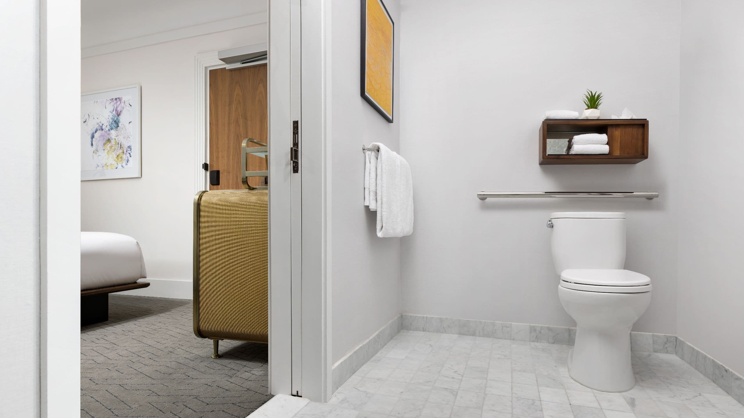 第 2，共 3 Hotel Seville NoMad Accessible Queen Bathroom Doorway