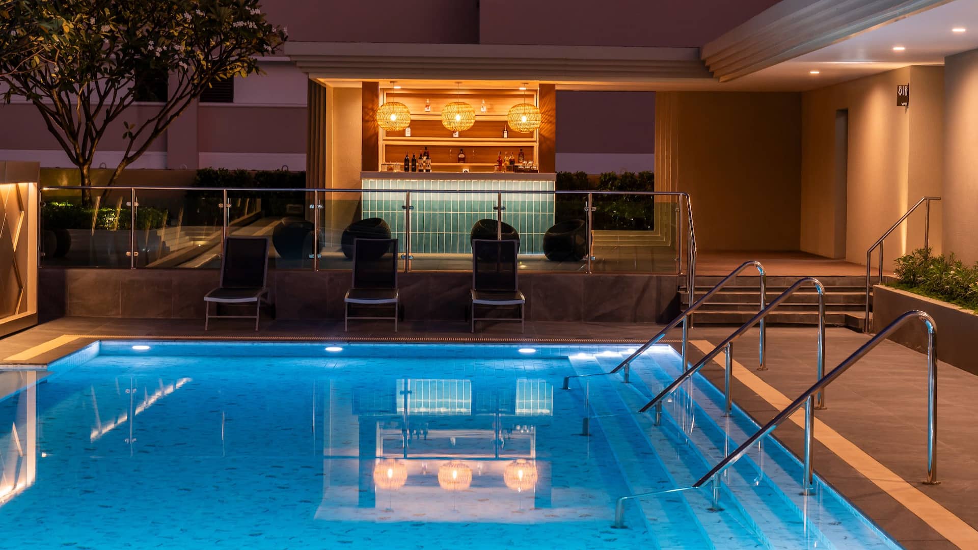 Hyatt Place Bangkok Sukhumvit 1 Pool Bar Night