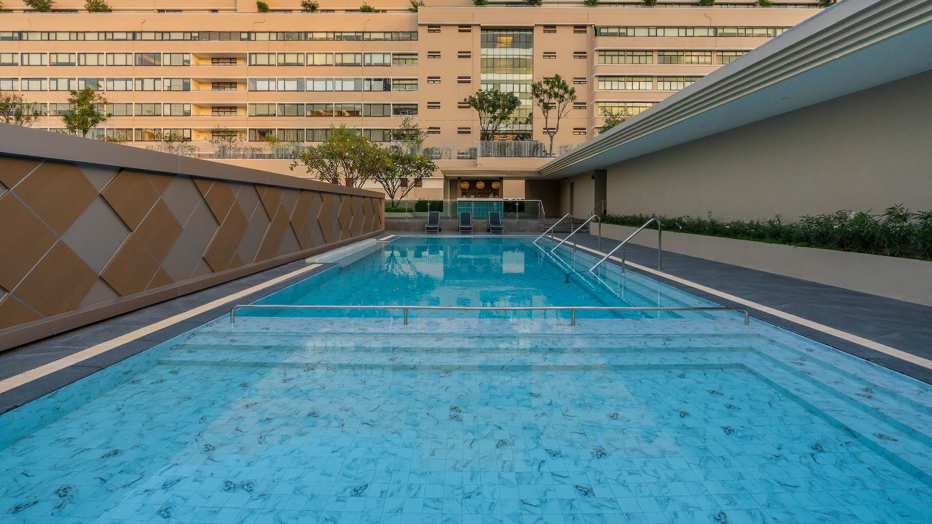 Hyatt Place Bangkok Sukhumvit 1 Pool Hospital View