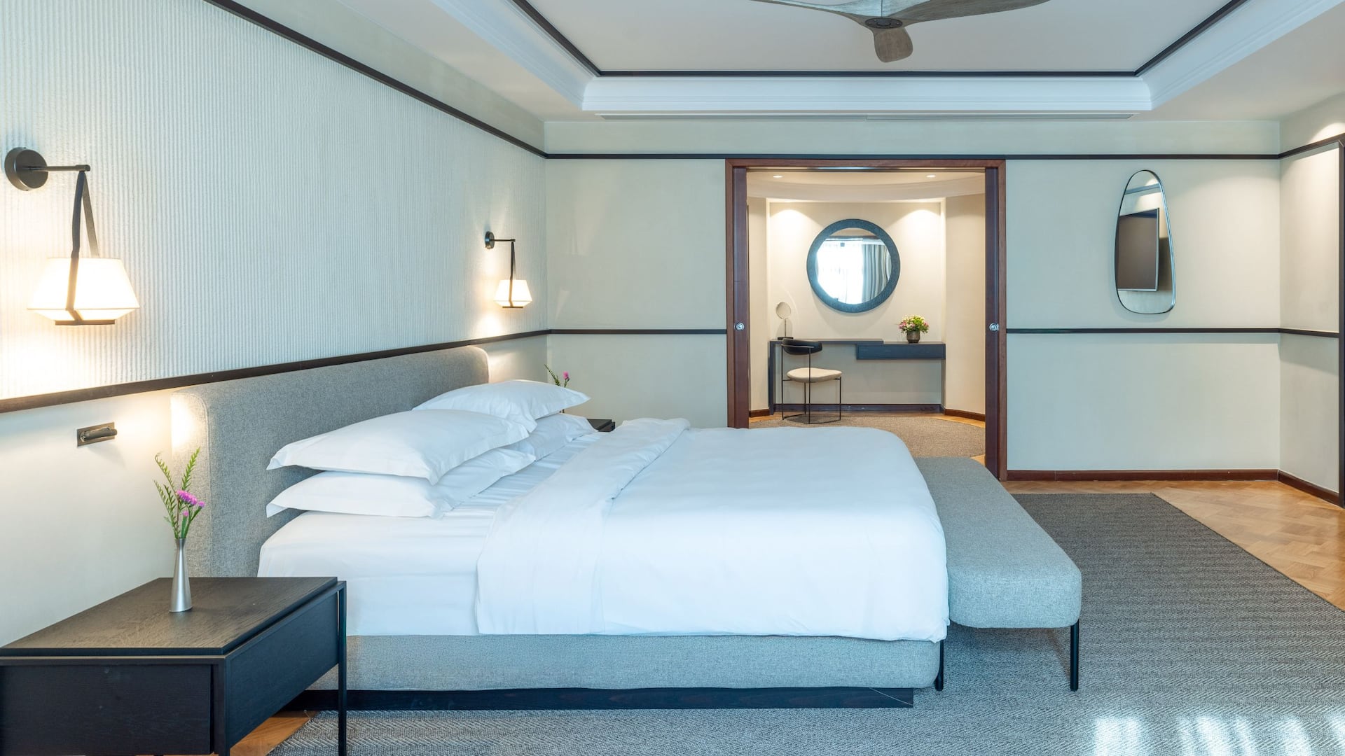 2/6 Hyatt Regency Thessaloniki Presidential Bedroom Bed