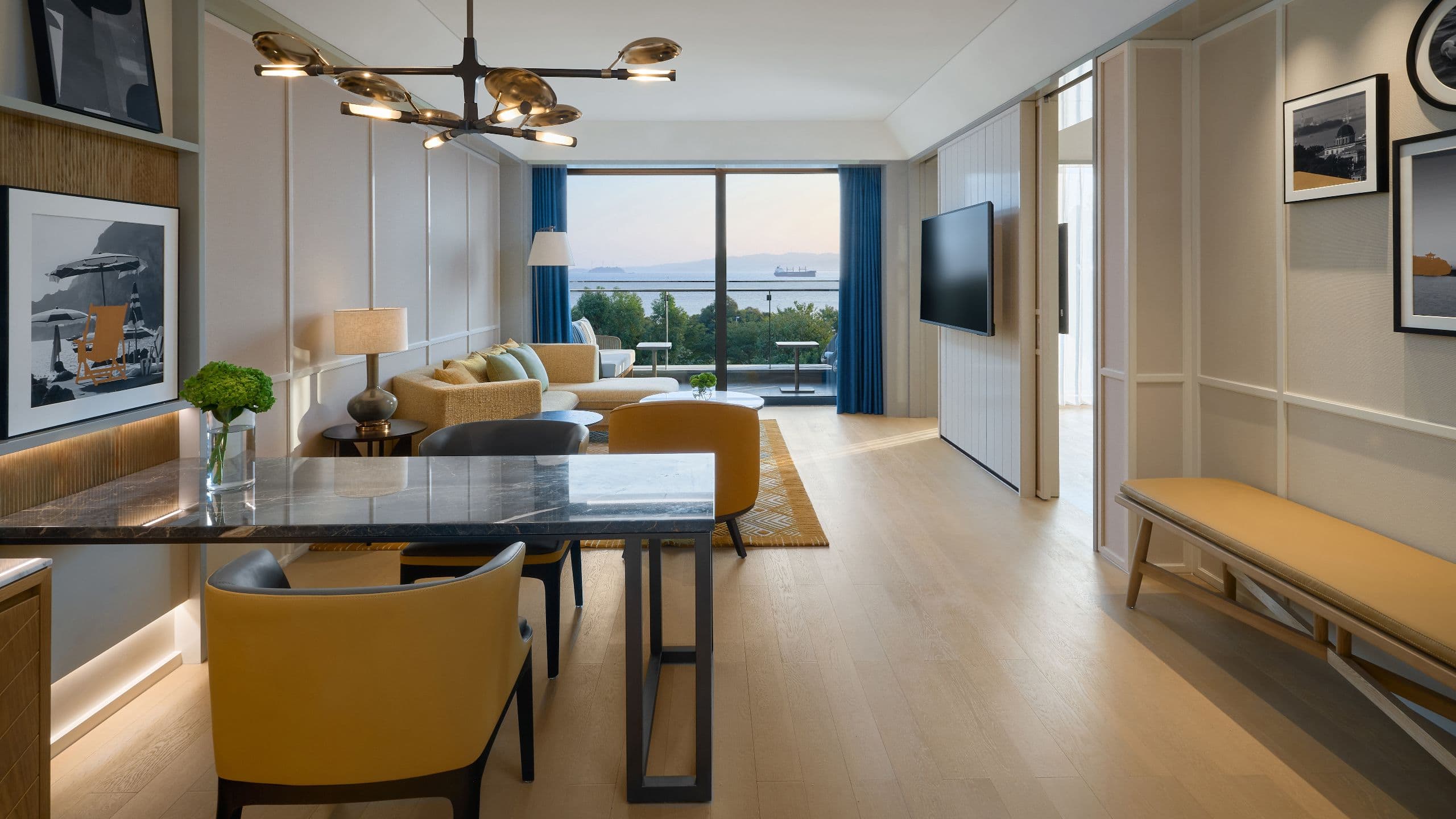 2 из 4 Hyatt Centric Ocean Front Xiamen Premier Suite King Living Room