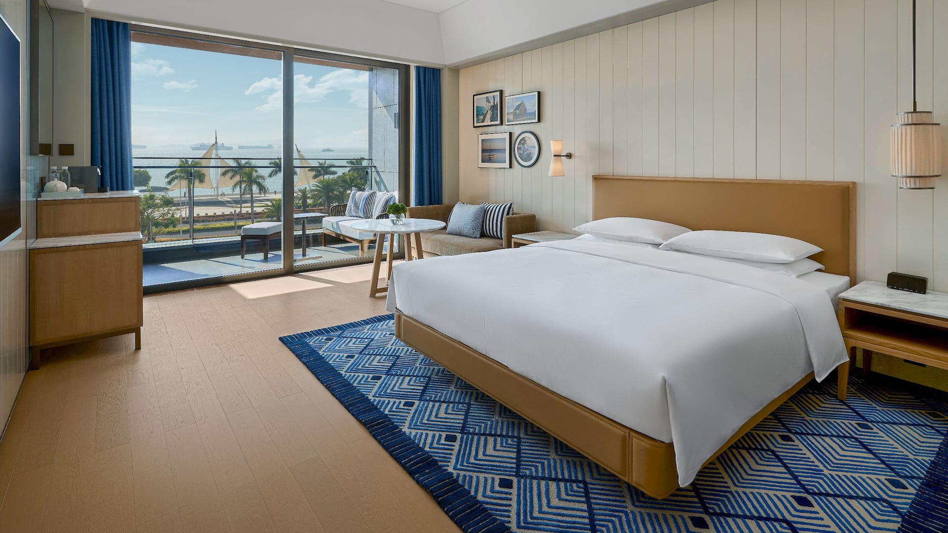第 1，共 3 Hyatt Centric Ocean Front Xiamen One King Bed Sea View Balcony Premium