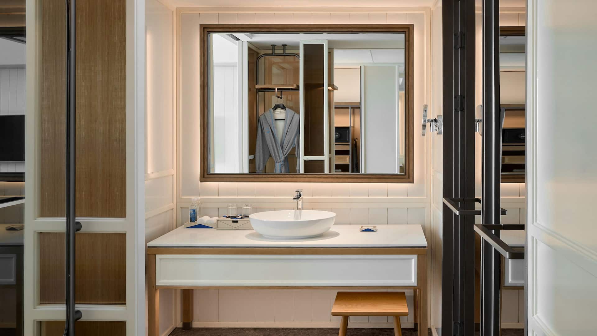 第 3，共 3 Hyatt Centric Ocean Front Xiamen One King Bed Sea View Balcony Premium Bathroom