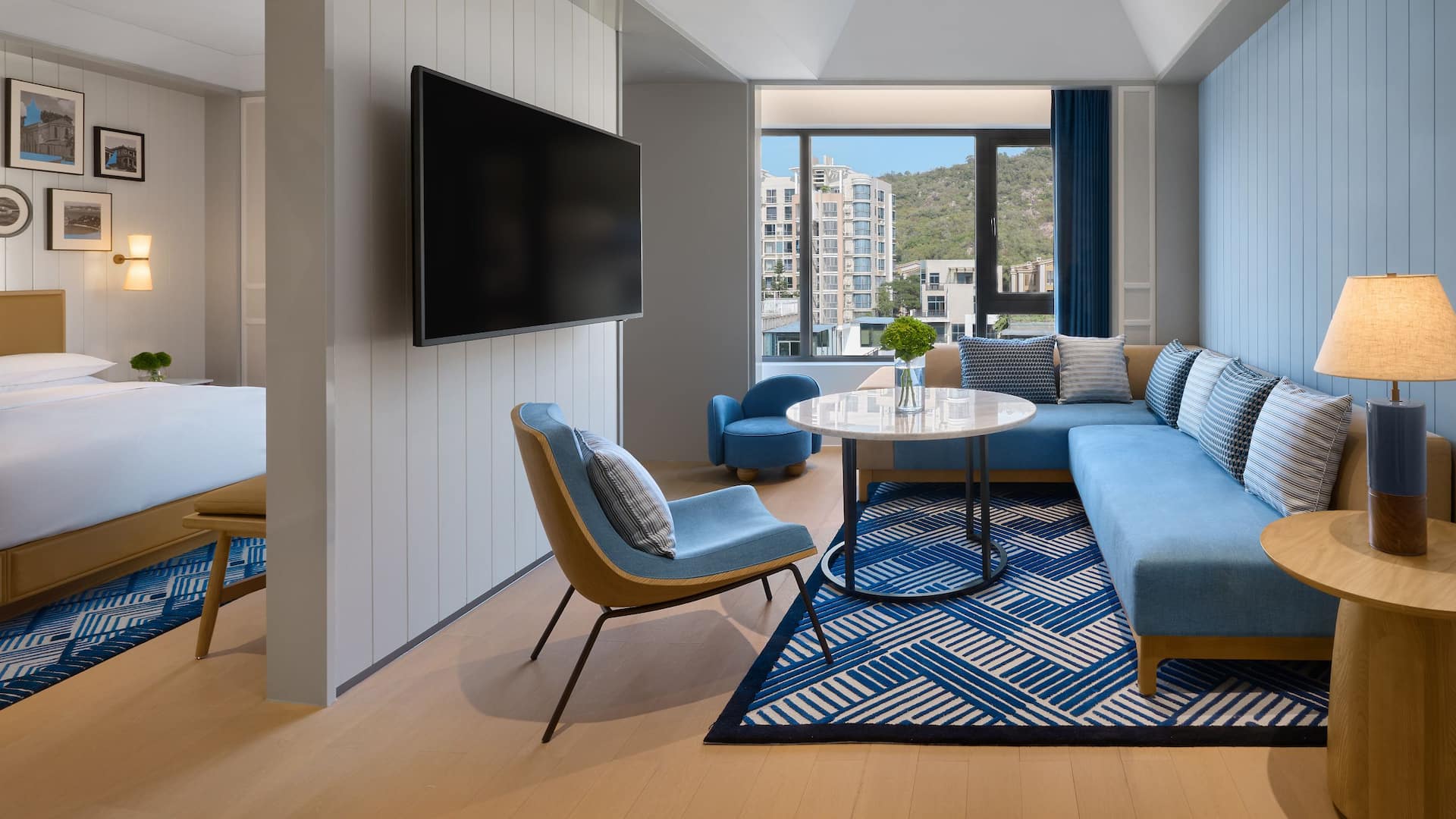 第 2，共 4 Hyatt Centric Ocean Front Xiamen Centric Suite King Living Room Seating