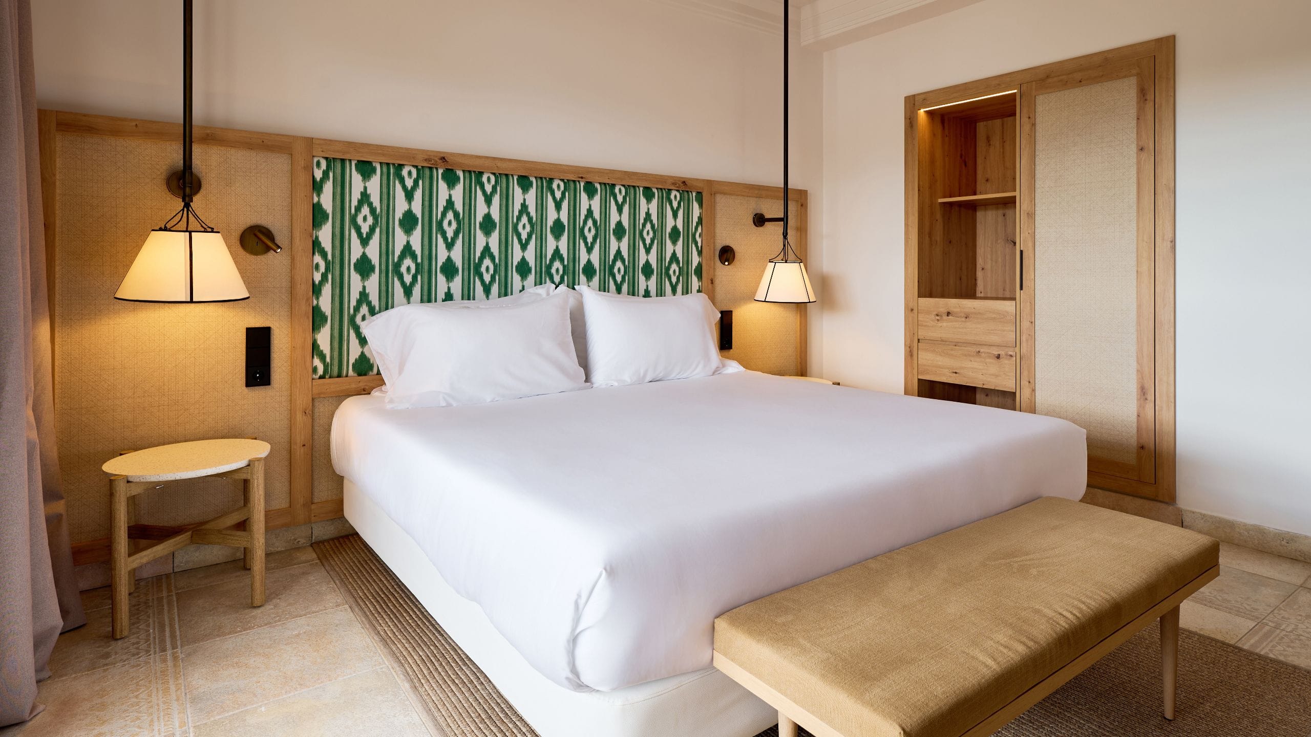 3 von 4 Sarena de Muro Resort Mallorca Double Deluxe King Bed Partial Sea View Bedroom