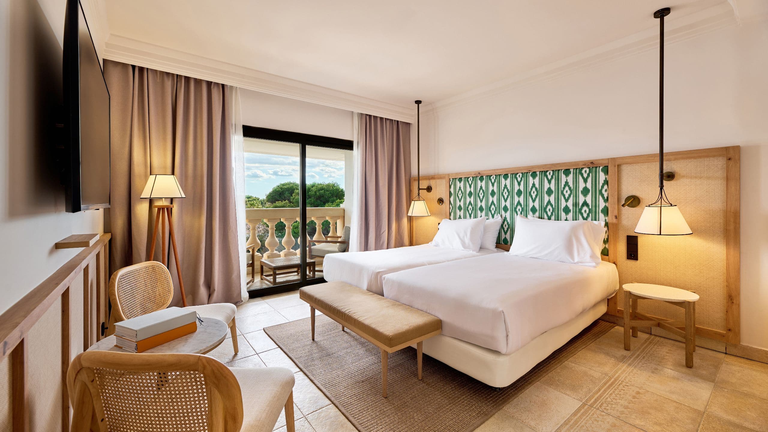 1 von 4 Sarena de Muro Resort Mallorca Double Deluxe Twin Beds Bedroom