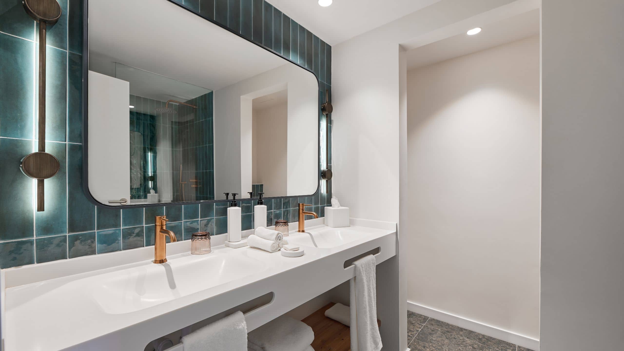 3 von 6 Sarena de Muro Resort Mallorca Bedroom Suite Bathroom