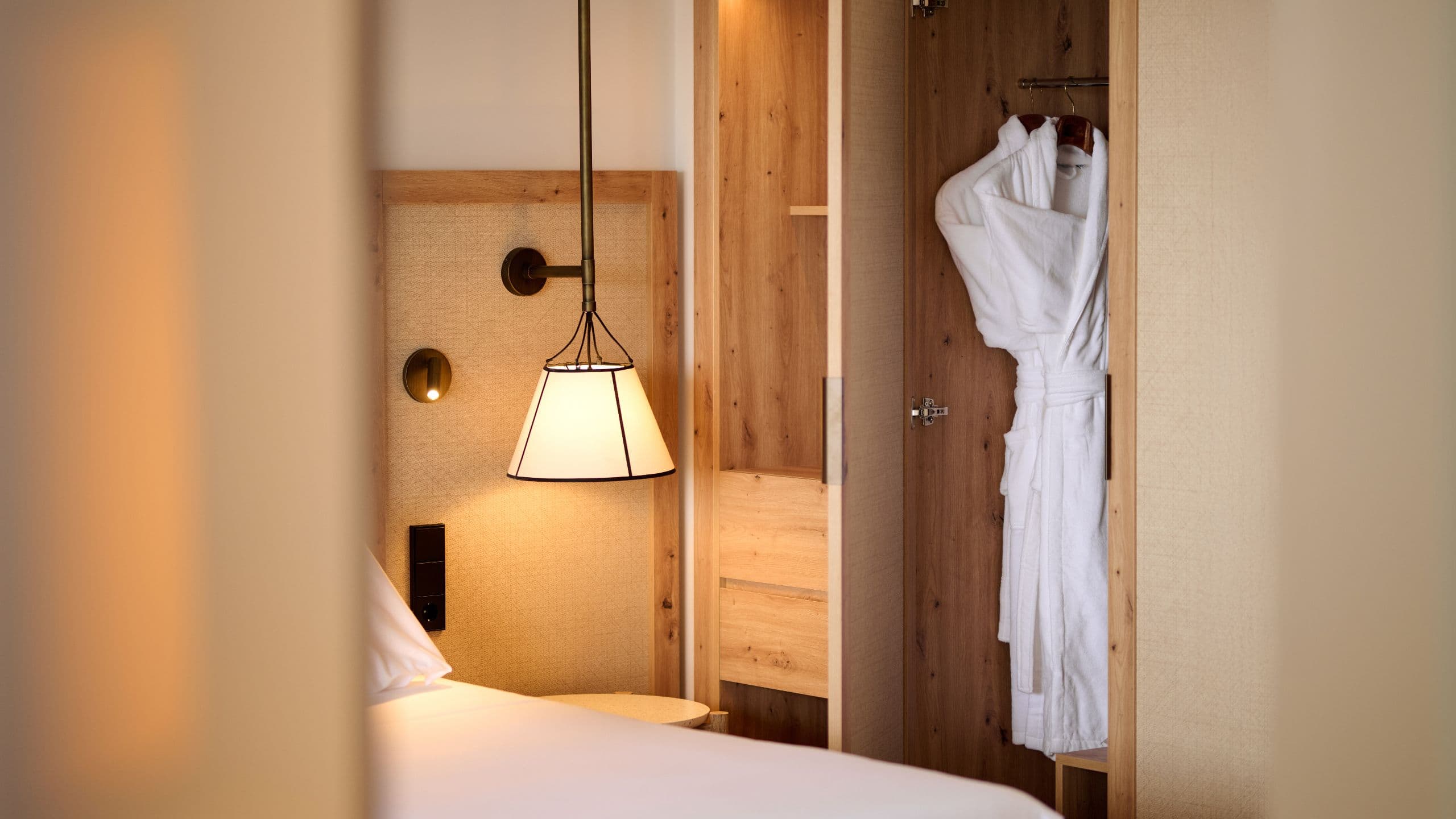 2 von 6 Sarena de Muro Resort Mallorca Bedroom Suite Partial Sea View Bathrobe