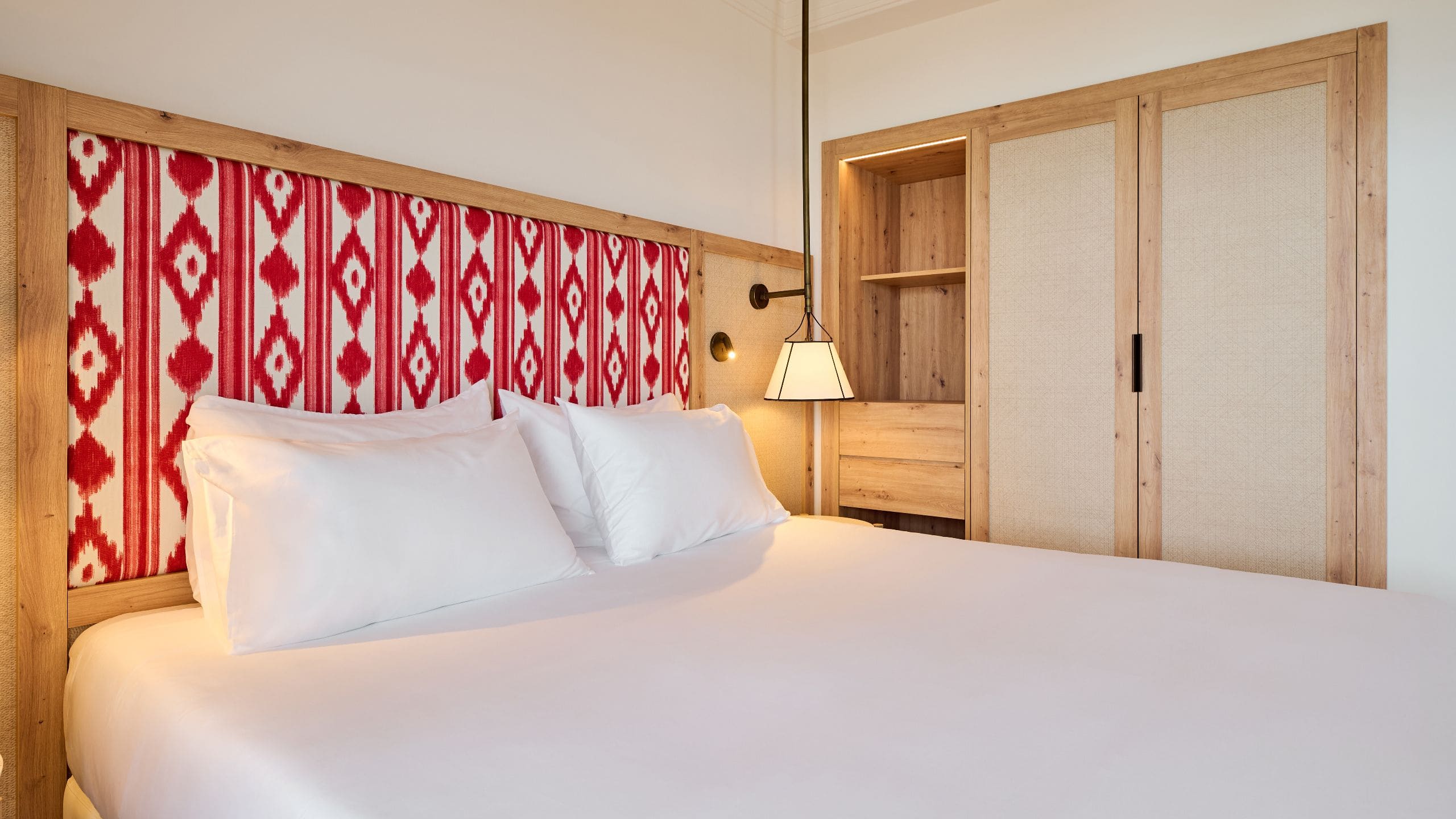 4 von 6 Sarena de Muro Resort Mallorca Bedroom Suite Partial Sea View Bed