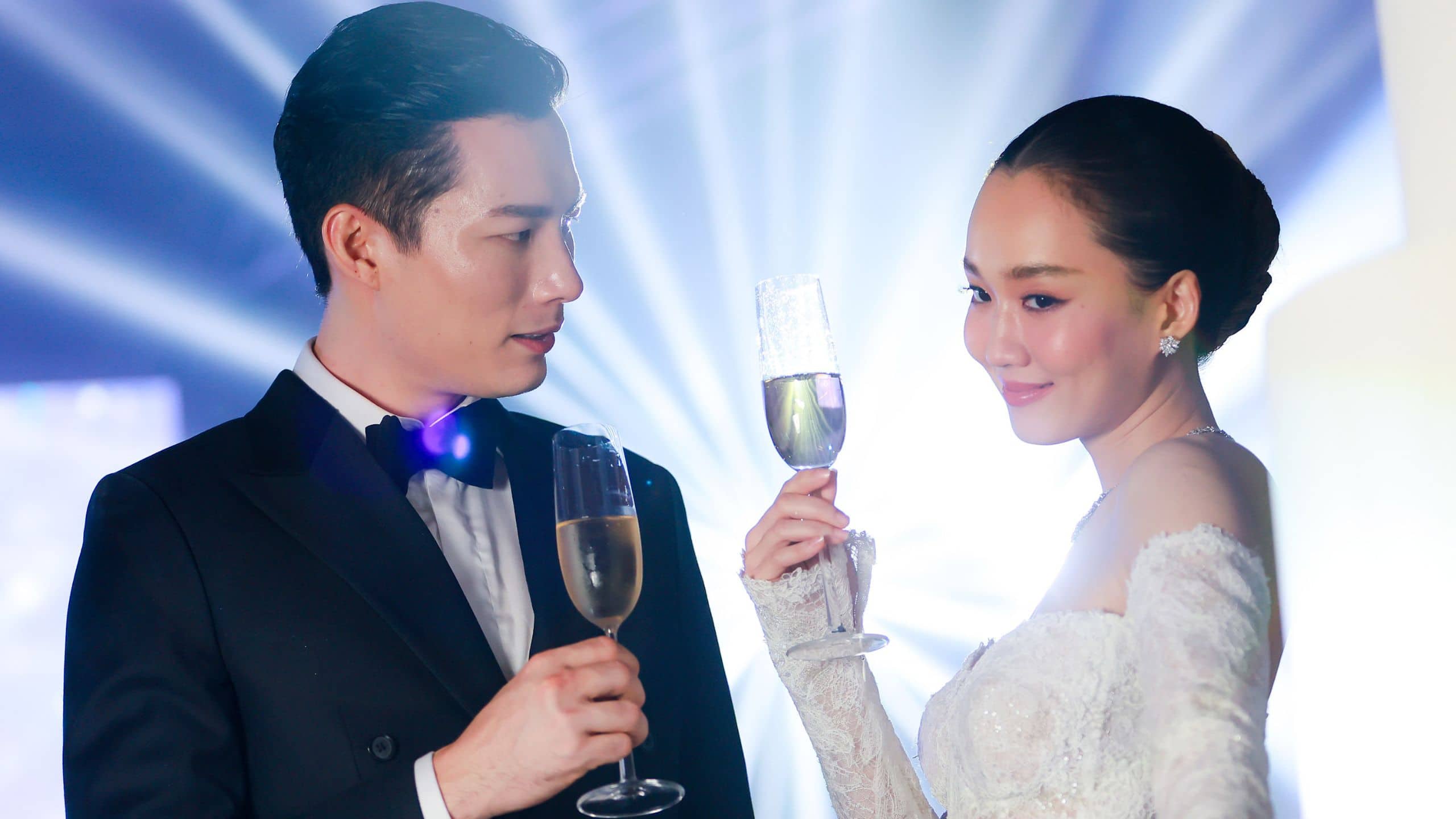 2 จาก 3 Park Hyatt Bangkok Wedding Couple Holding Glasses