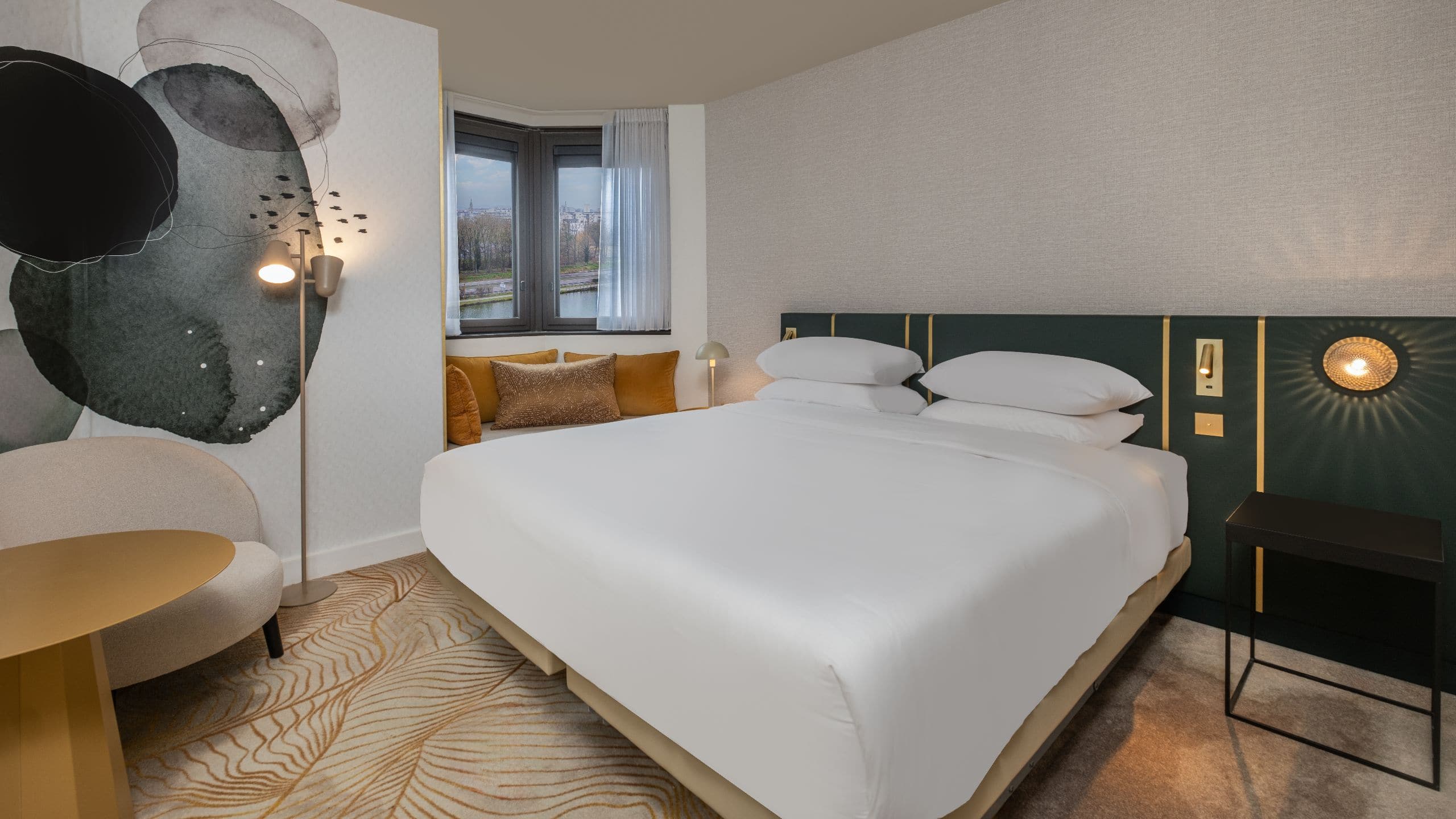1 de 2 Hyatt Centric Reims Guestroom King Bed Canal View