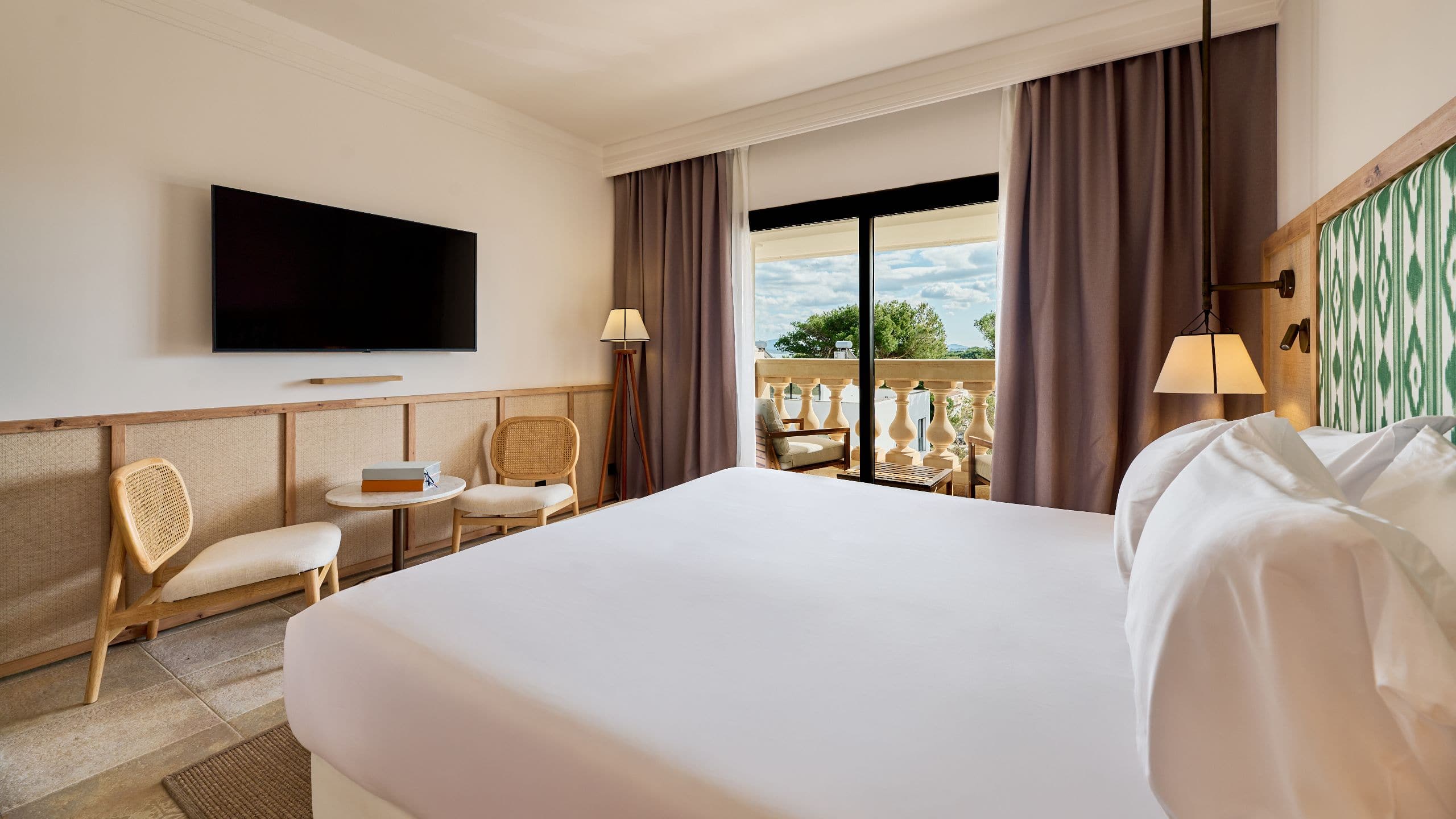4 von 4 Sarena de Muro Resort Mallorca Double Deluxe King Bed Bedroom TV