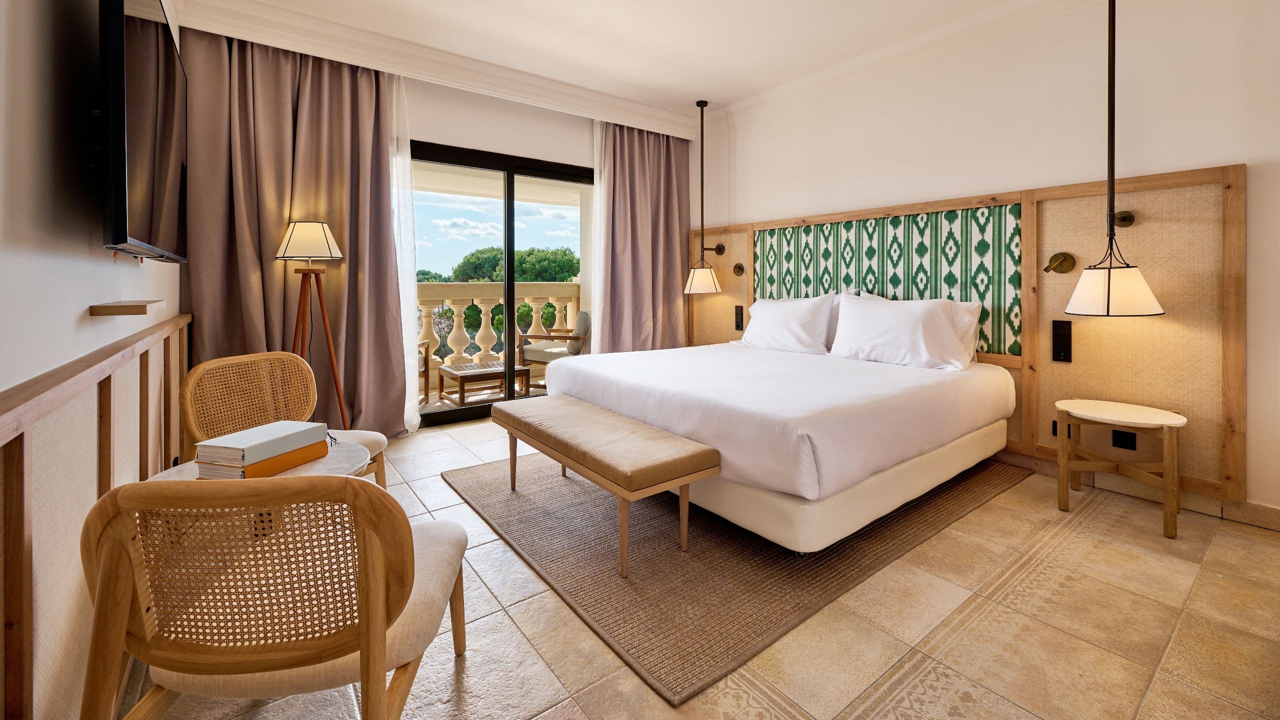 3 von 4 Sarena de Muro Resort Mallorca Double Deluxe King Bed Partial Sea View Bed and Seating Area