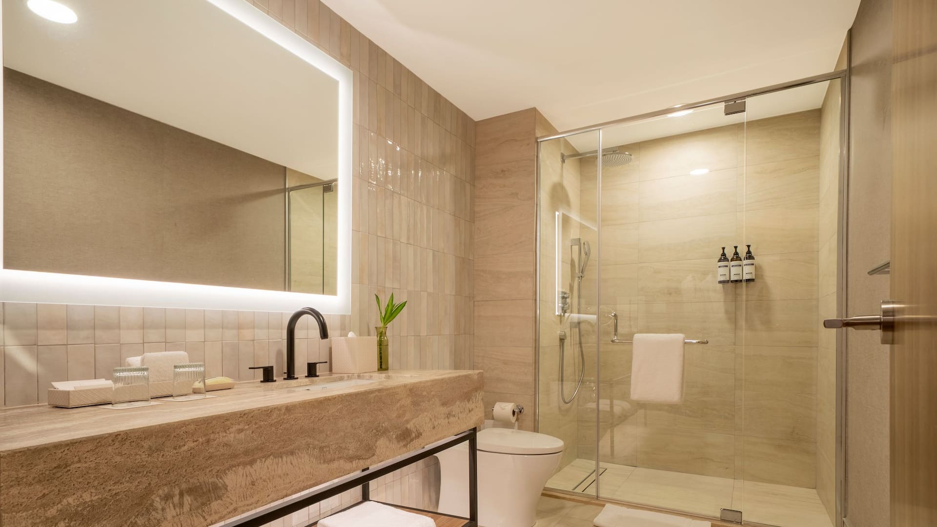 2 de 2 Hyatt Regency Panama City Bathroom Full View