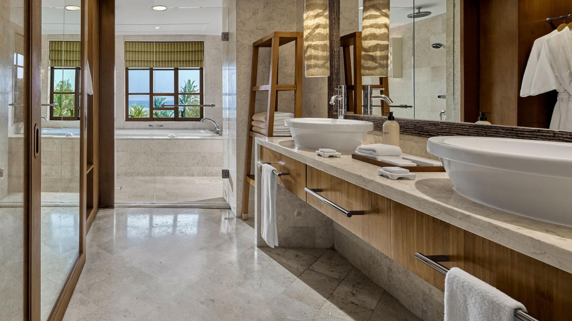 3 de 4 Grand Hyatt Bali Club Twin Ocean View Bathroom Path