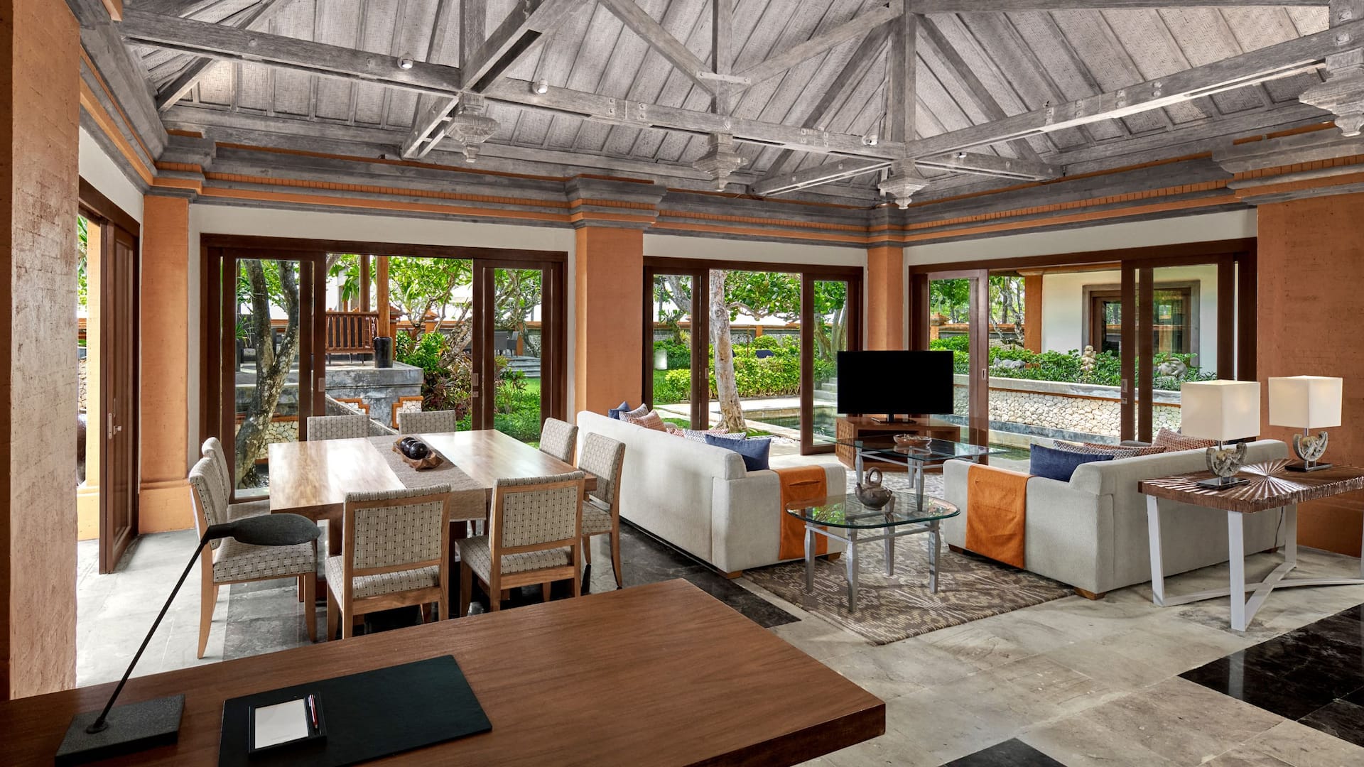 2 de 6 Grand Hyatt Bali Villa Beratan Living Room