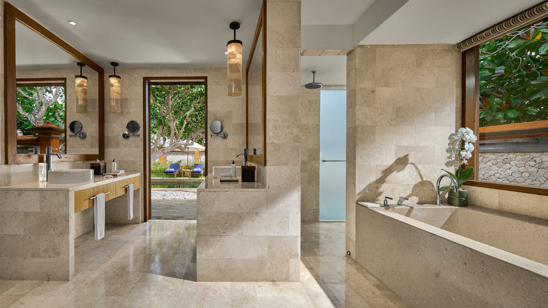 4 de 5 Grand Hyatt Bali Villa Tamblingan Bathroom Lighting